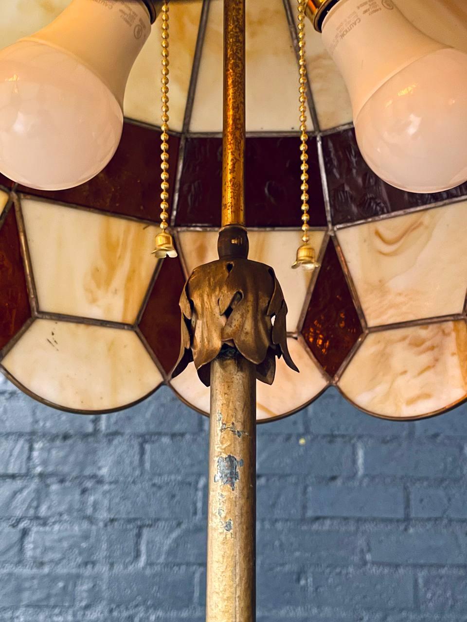 Métal Lampadaire de style Tiffany Art Nouveau avec abat-jour en verre ambre et crème en vente