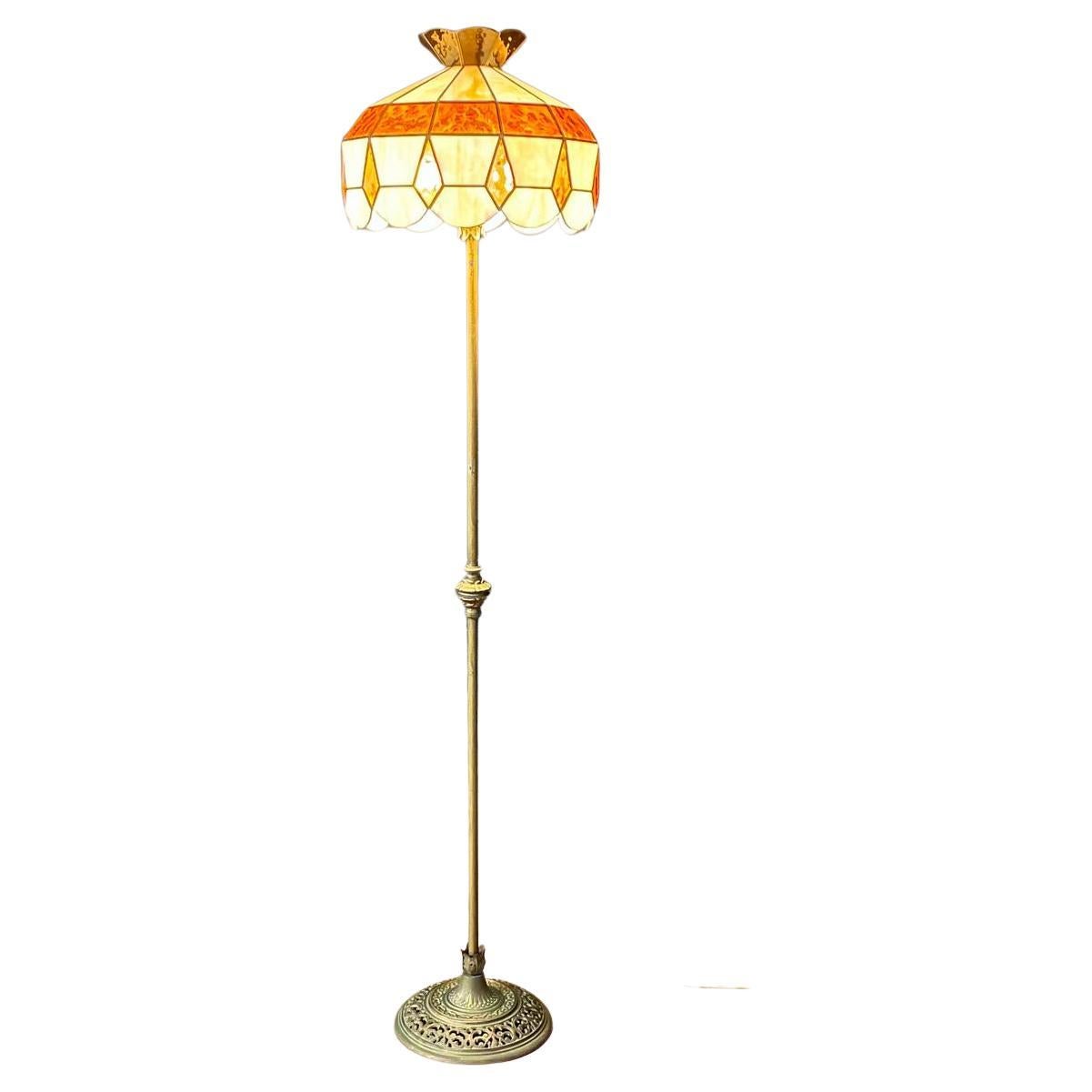 Lampadaire de style Tiffany Art Nouveau avec abat-jour en verre ambre et crème en vente