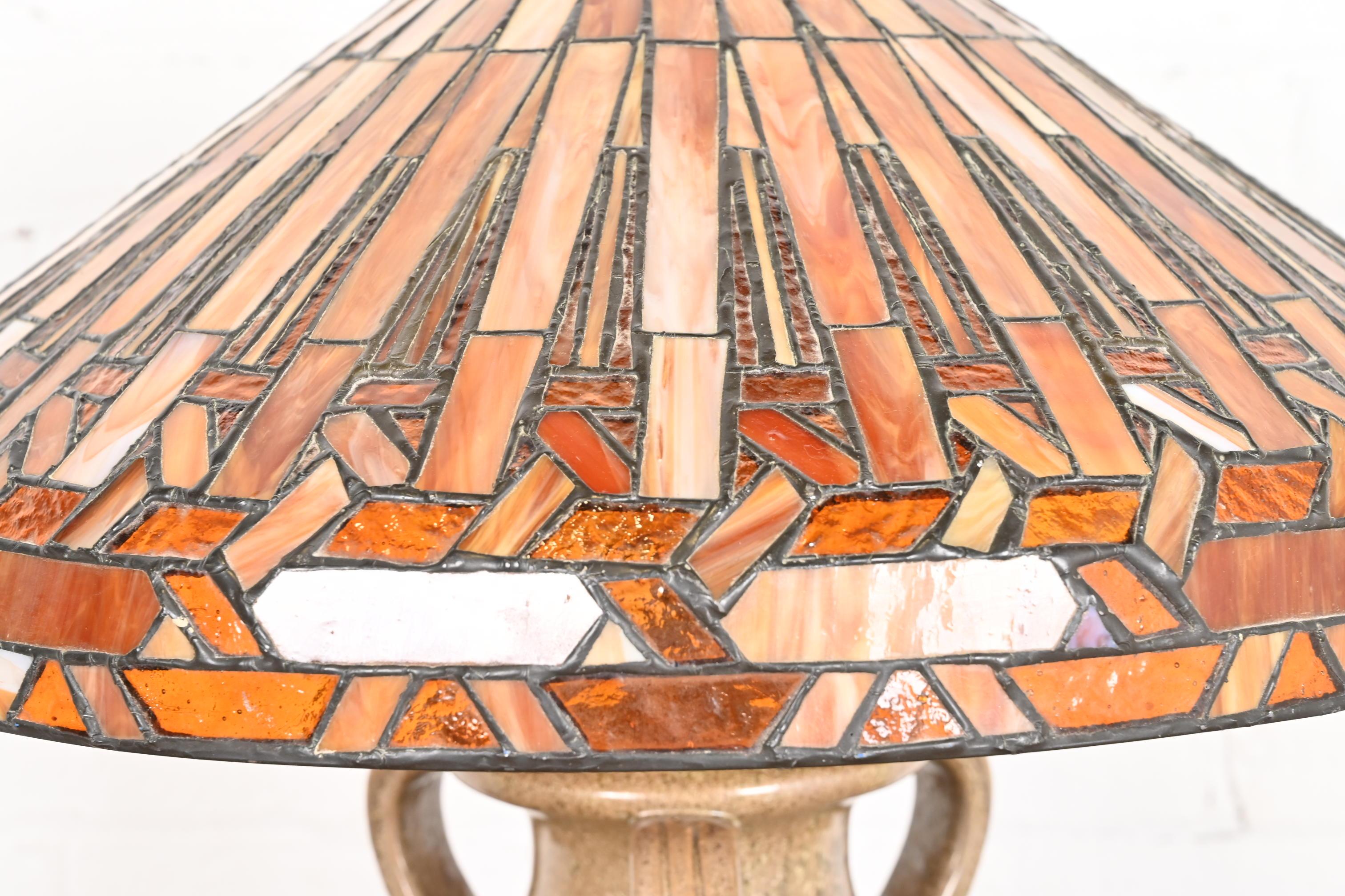 Lampada da tavolo in ceramica in stile Tiffany con paralume in vetro colorato in vendita 3