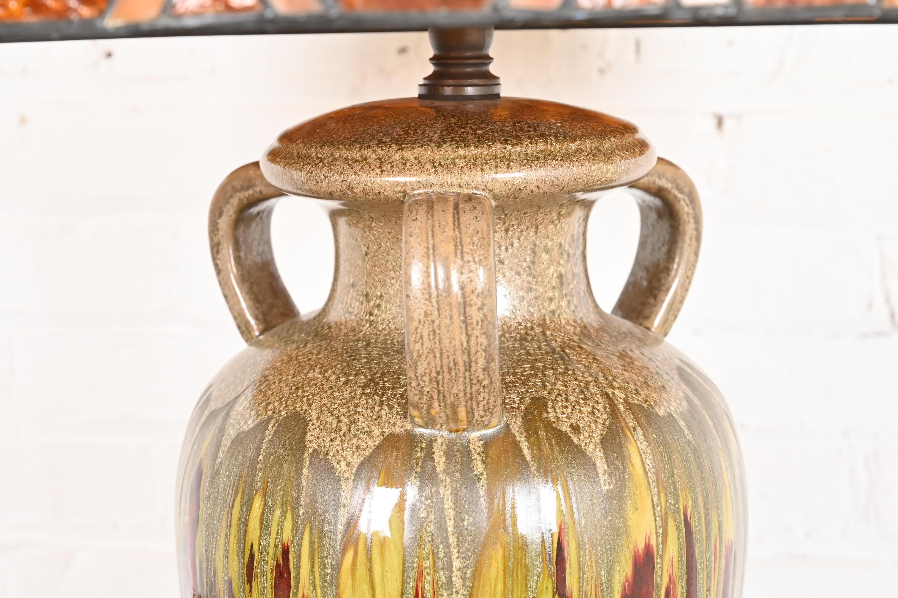 Lampada da tavolo in ceramica in stile Tiffany con paralume in vetro colorato in vendita 5