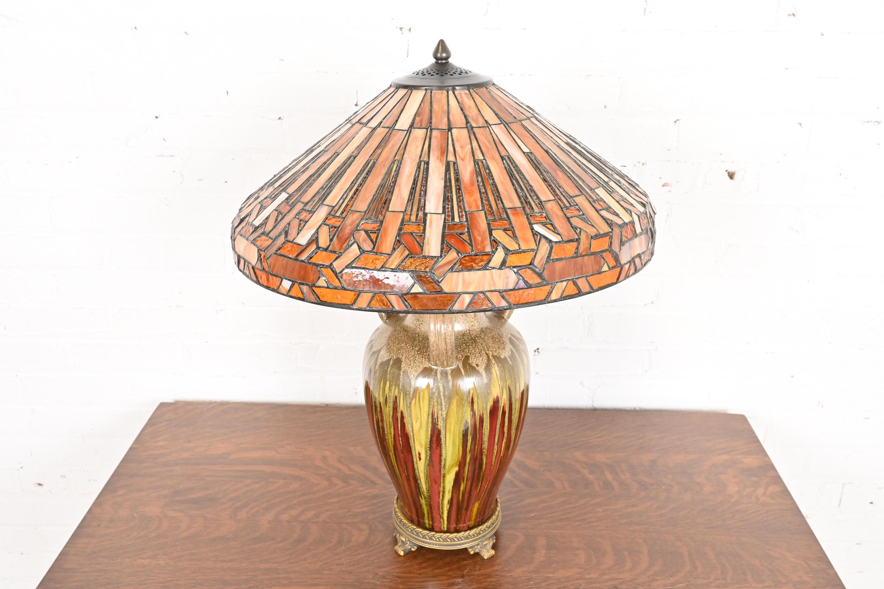 Arts and Crafts Lampada da tavolo in ceramica in stile Tiffany con paralume in vetro colorato in vendita