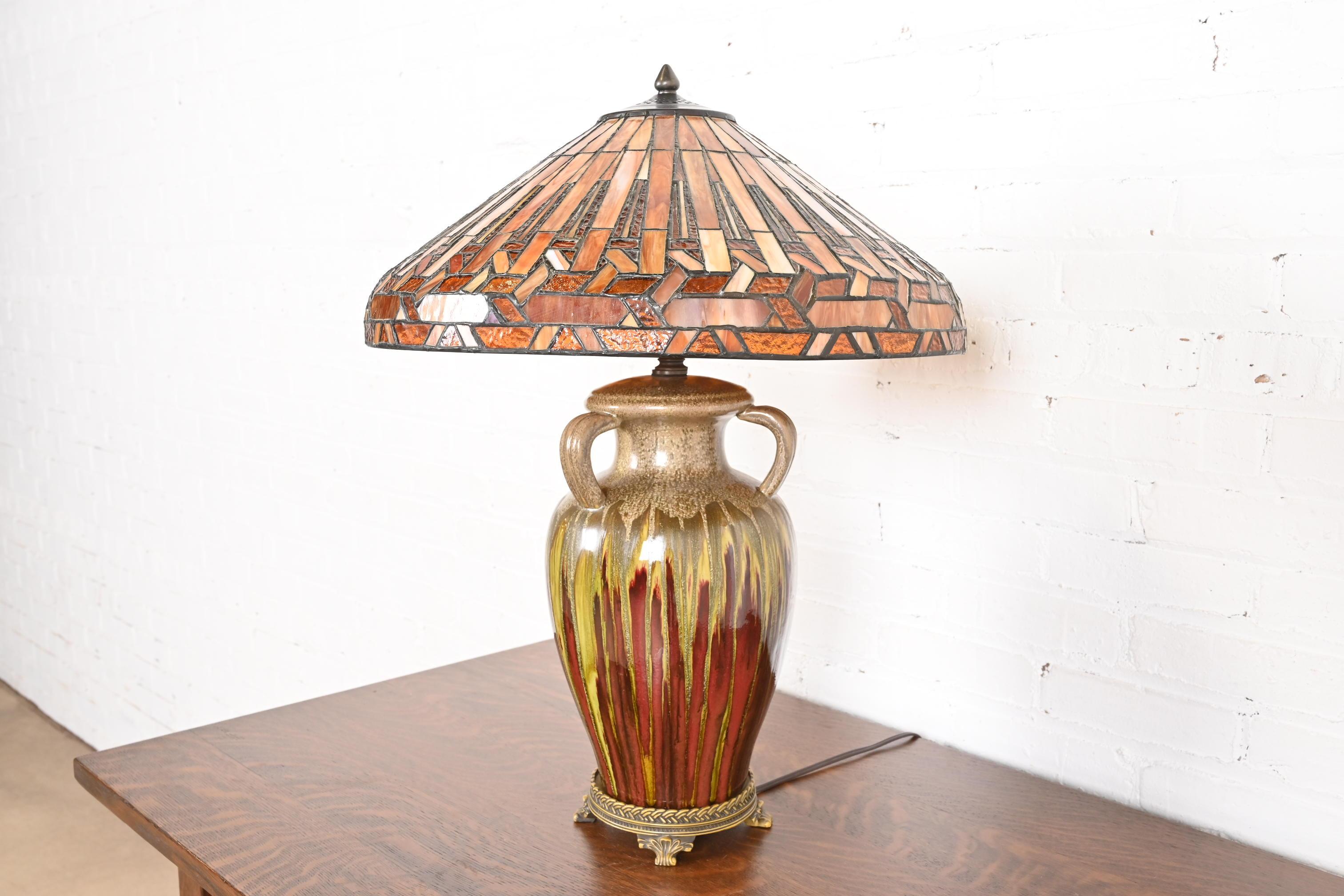 Cinese Lampada da tavolo in ceramica in stile Tiffany con paralume in vetro colorato in vendita