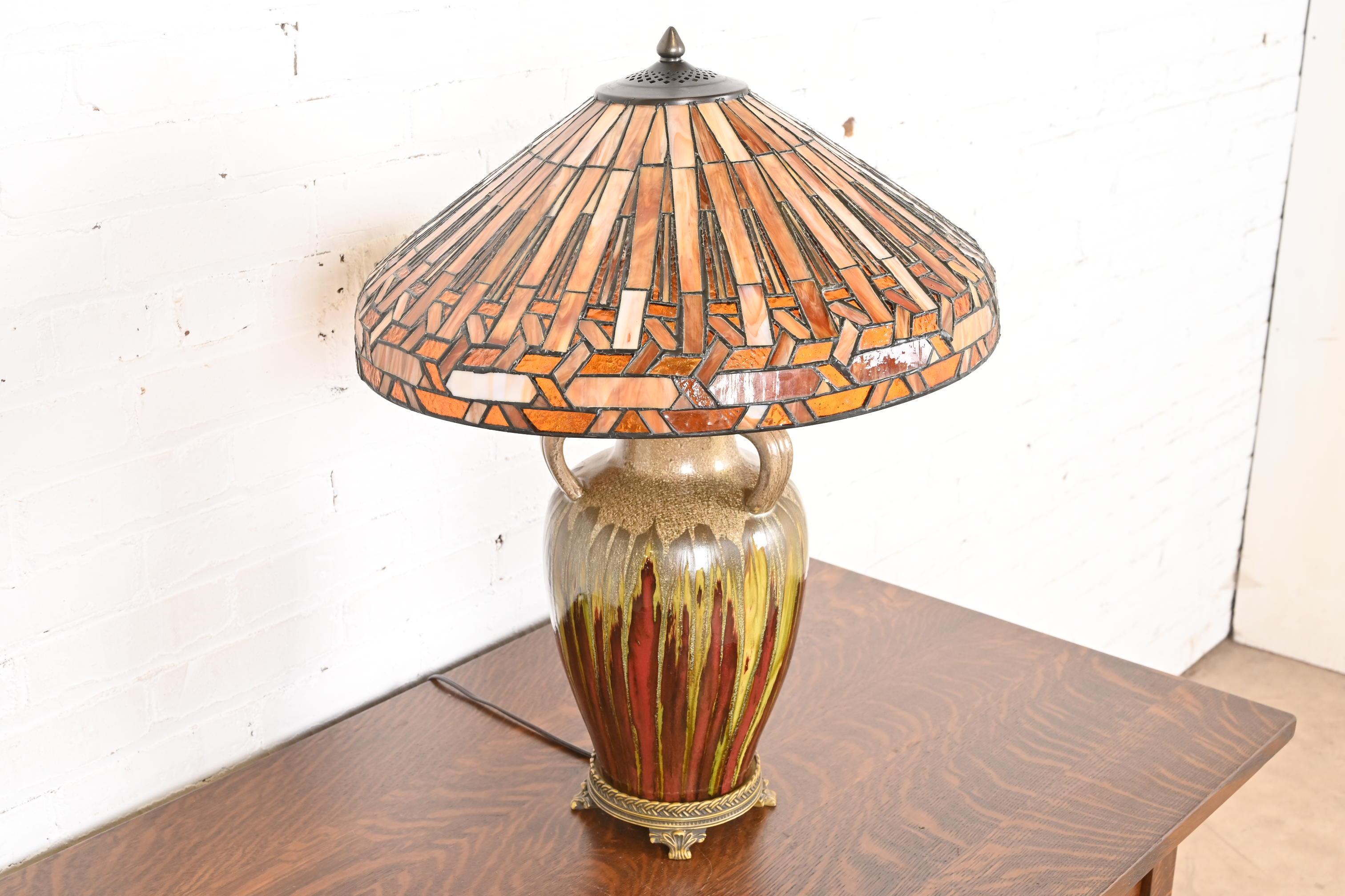 Lampada da tavolo in ceramica in stile Tiffany con paralume in vetro colorato In condizioni buone in vendita a South Bend, IN
