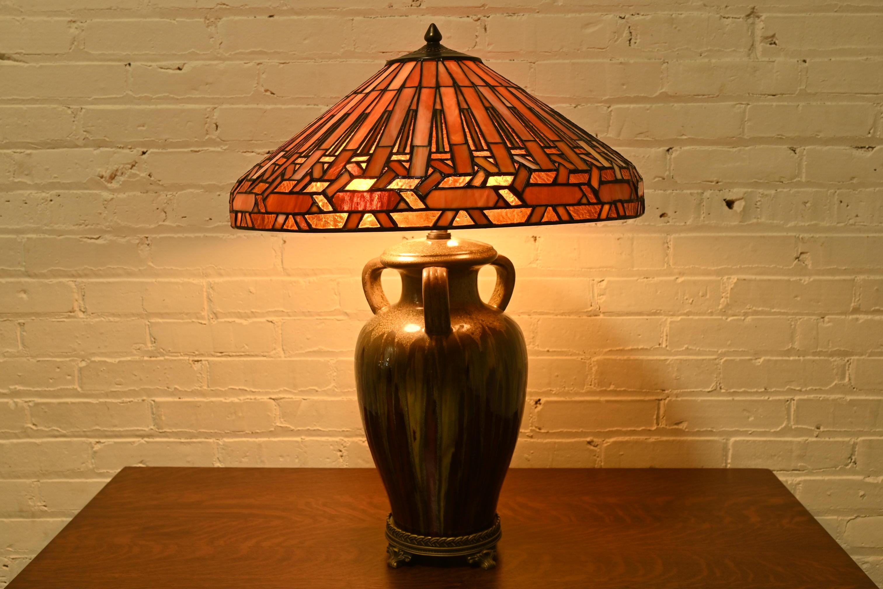 XX secolo Lampada da tavolo in ceramica in stile Tiffany con paralume in vetro colorato in vendita