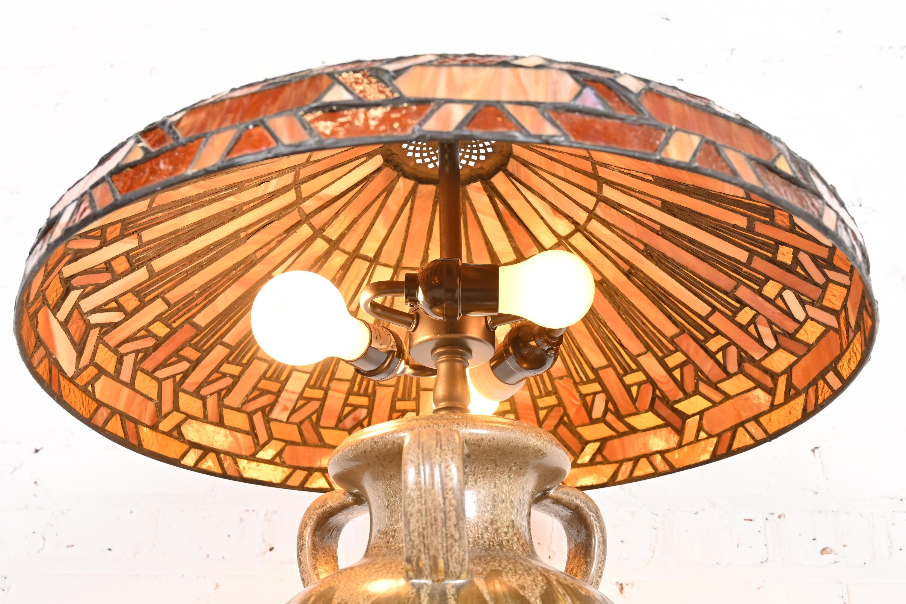Ceramica Lampada da tavolo in ceramica in stile Tiffany con paralume in vetro colorato in vendita