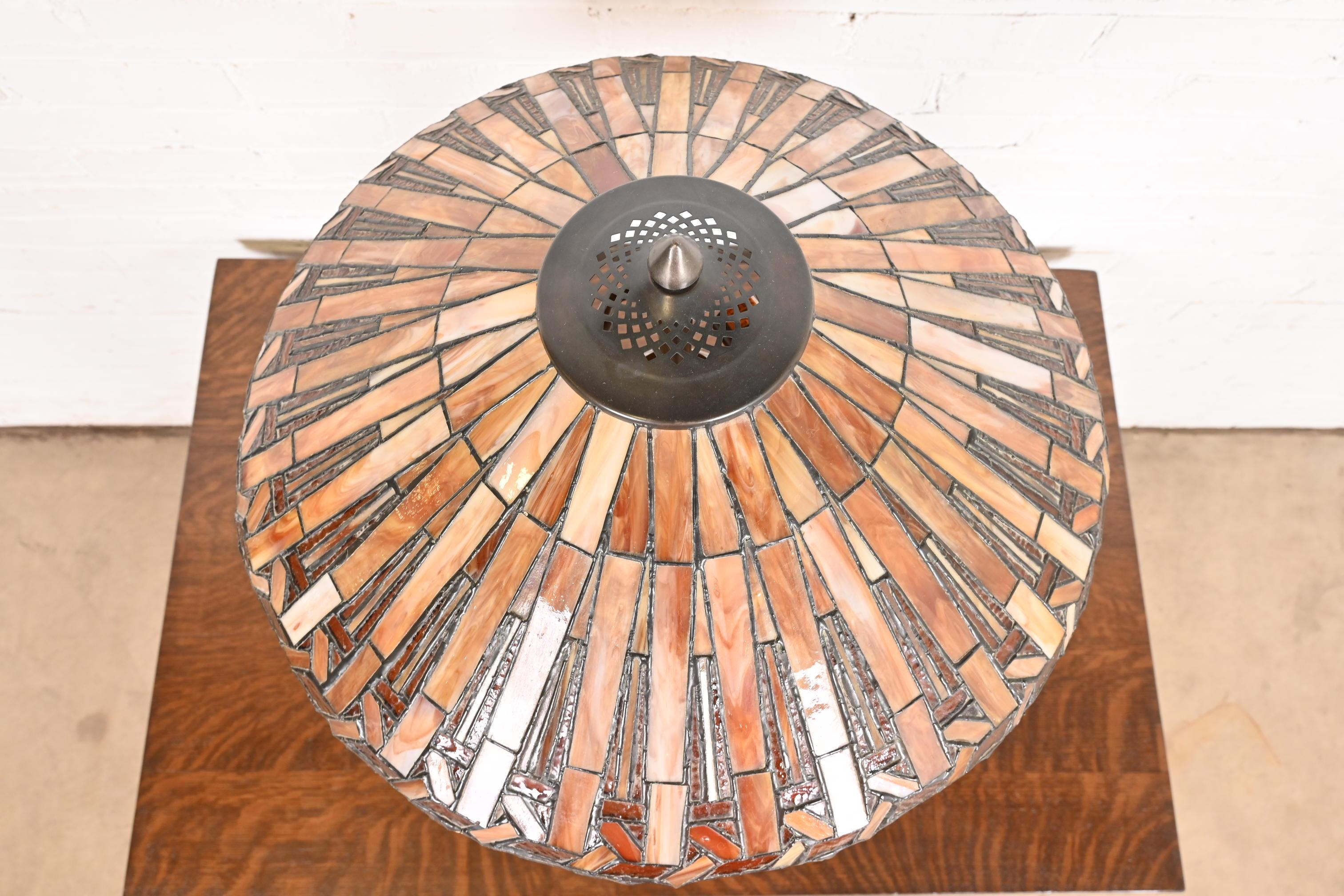 Lampada da tavolo in ceramica in stile Tiffany con paralume in vetro colorato in vendita 1