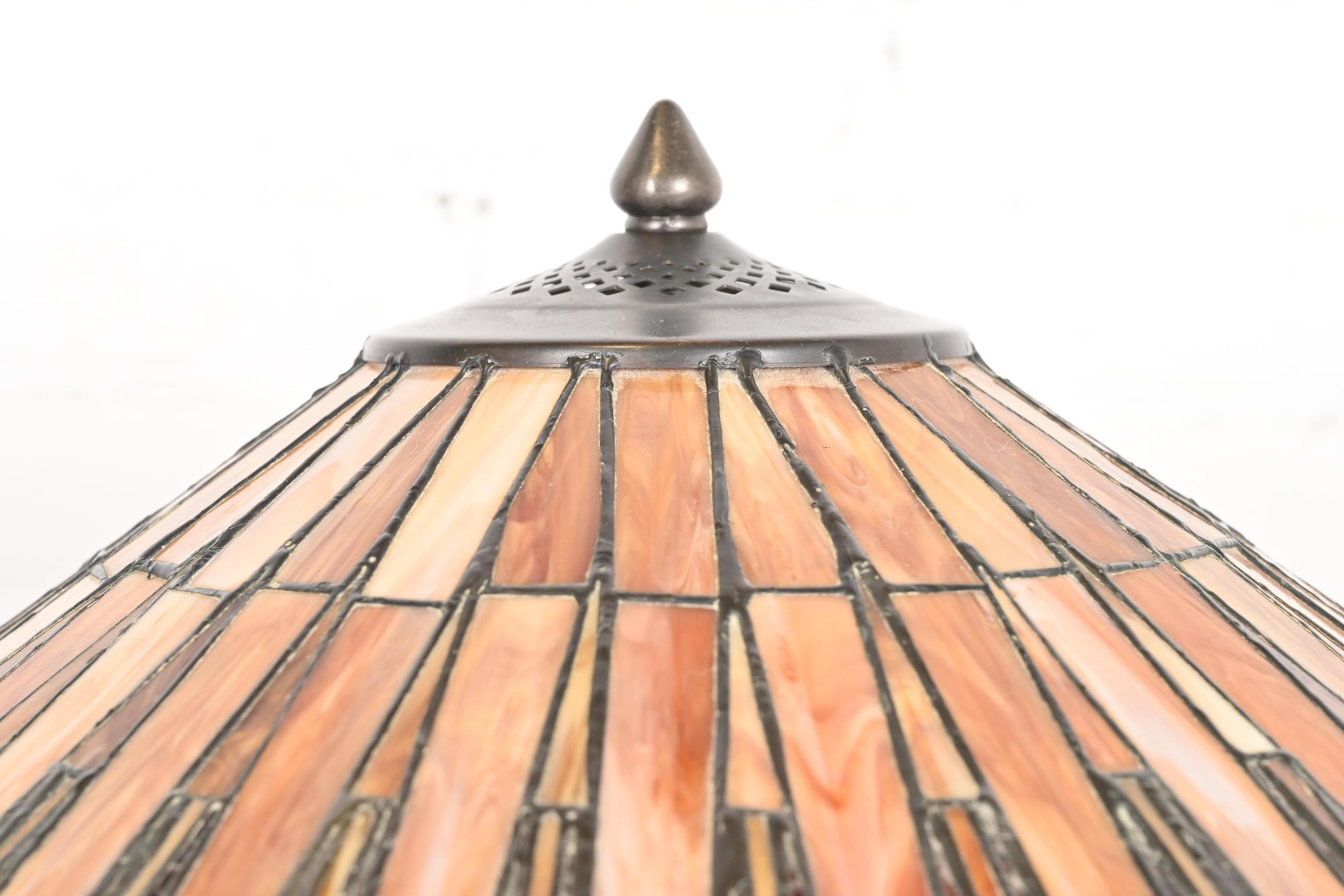 Lampada da tavolo in ceramica in stile Tiffany con paralume in vetro colorato in vendita 2
