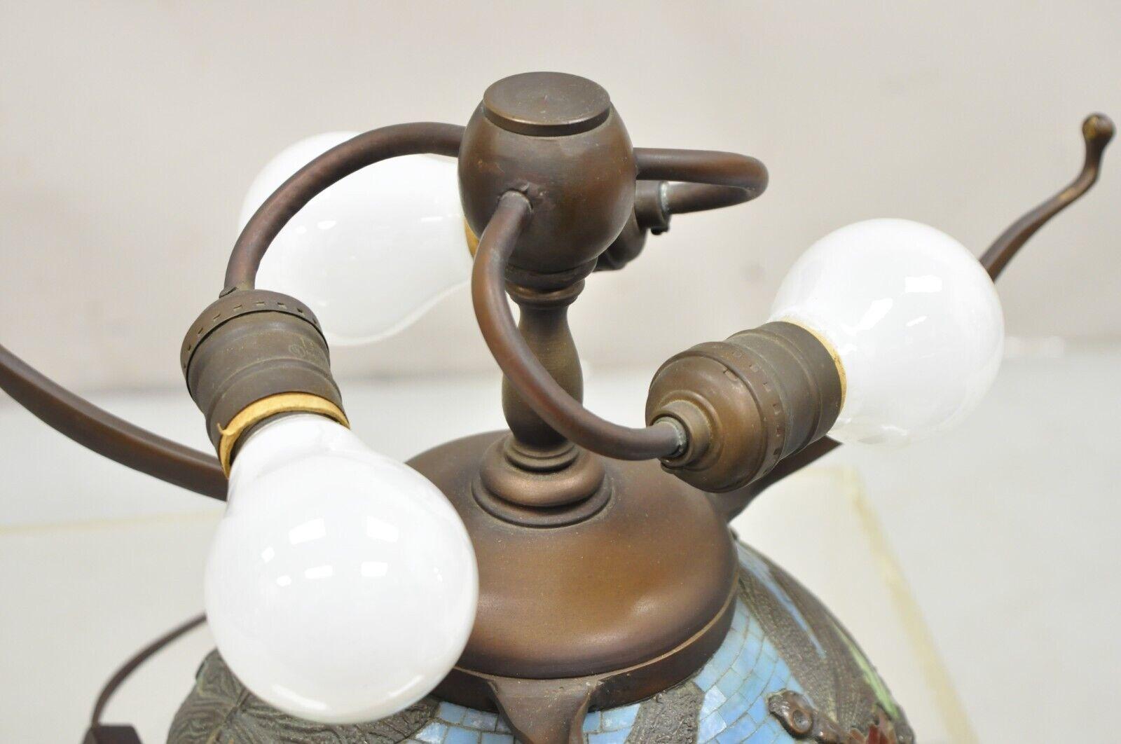 Lampe de table de style Tiffany en bronze et verre teinté au plomb œil bleu libellule en vente 5