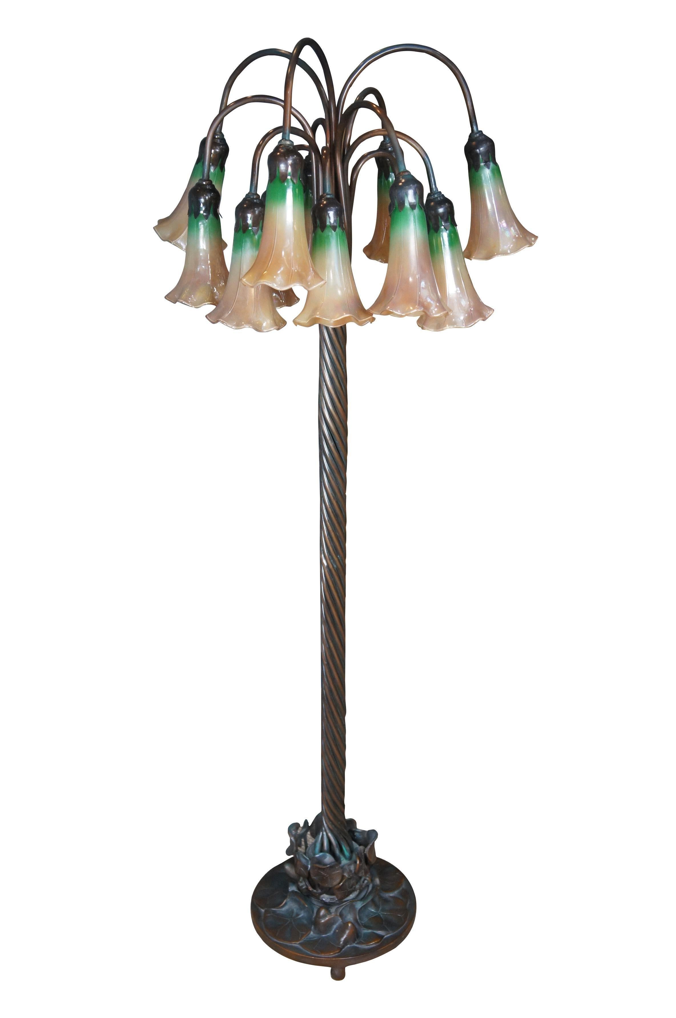 Vintage Stehlampe im Tiffany-Stil aus schwerer Bronze im Jugendstil mit gedrehter Säule und Lily pad Sockel, der zwölf florale Tulpenglasschirme trägt.  Gekennzeichnet mit kembia astm 88-k.  Die Lampe enthält zwei zusätzliche