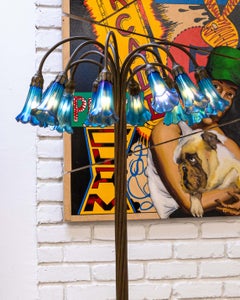 Lampadaire de style Tiffany avec 12 abat-jour en verre bleu par Charles Lotton