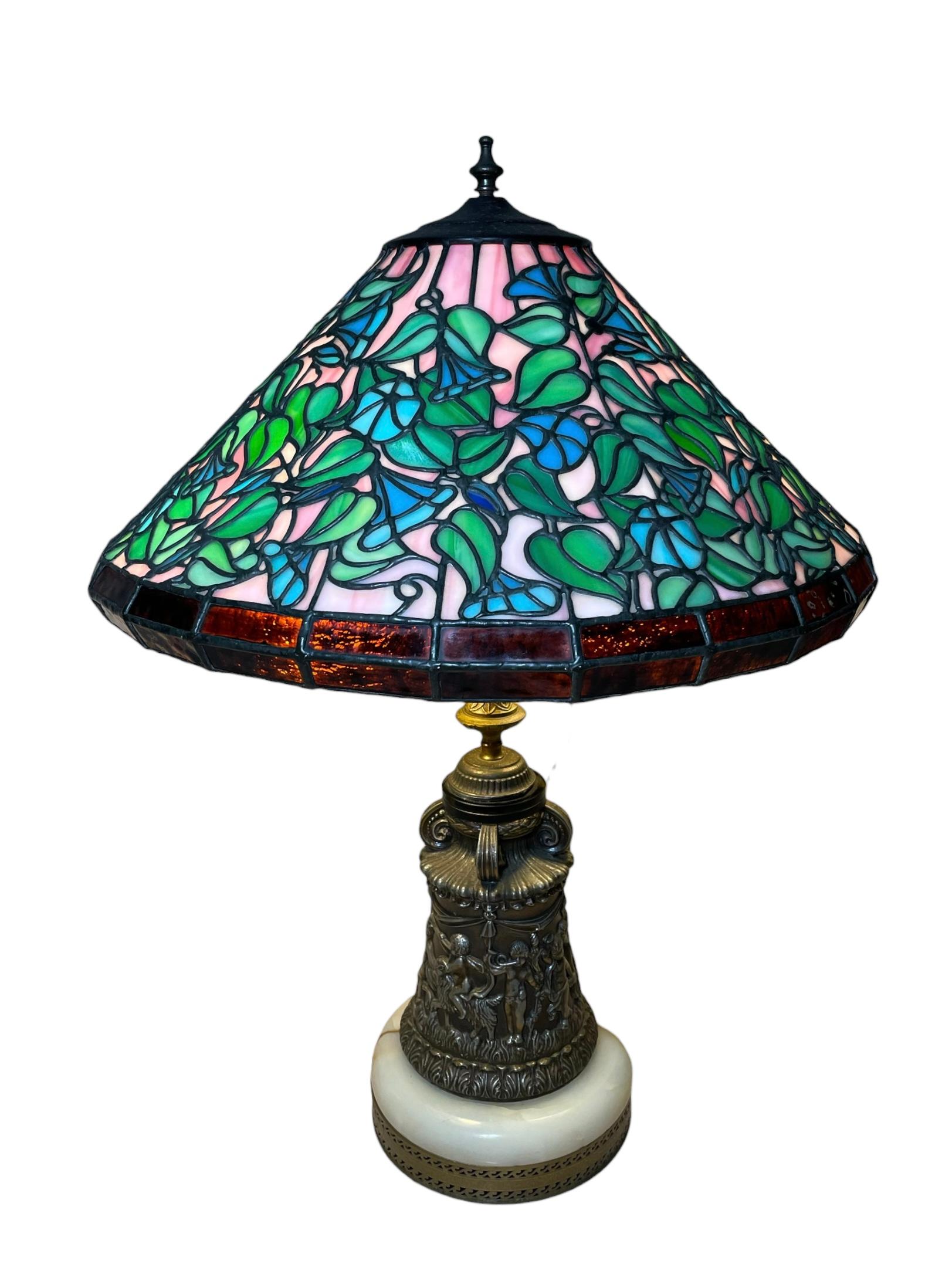 Lampe de table en bronze de style Tiffany avec motif de fleurs de trompette bleue en vente 3