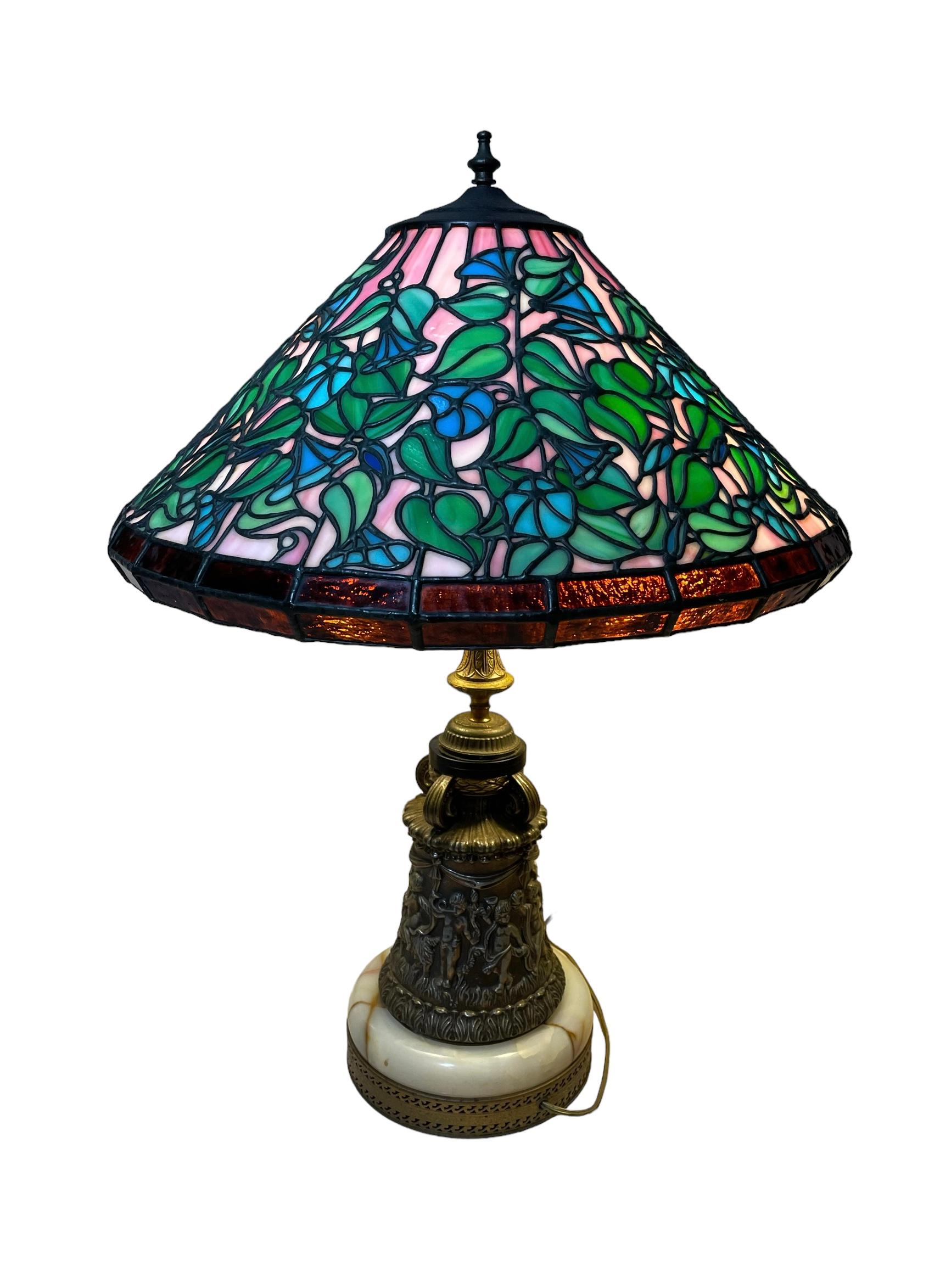 Lampe de table en bronze de style Tiffany avec motif de fleurs de trompette bleue en vente 4