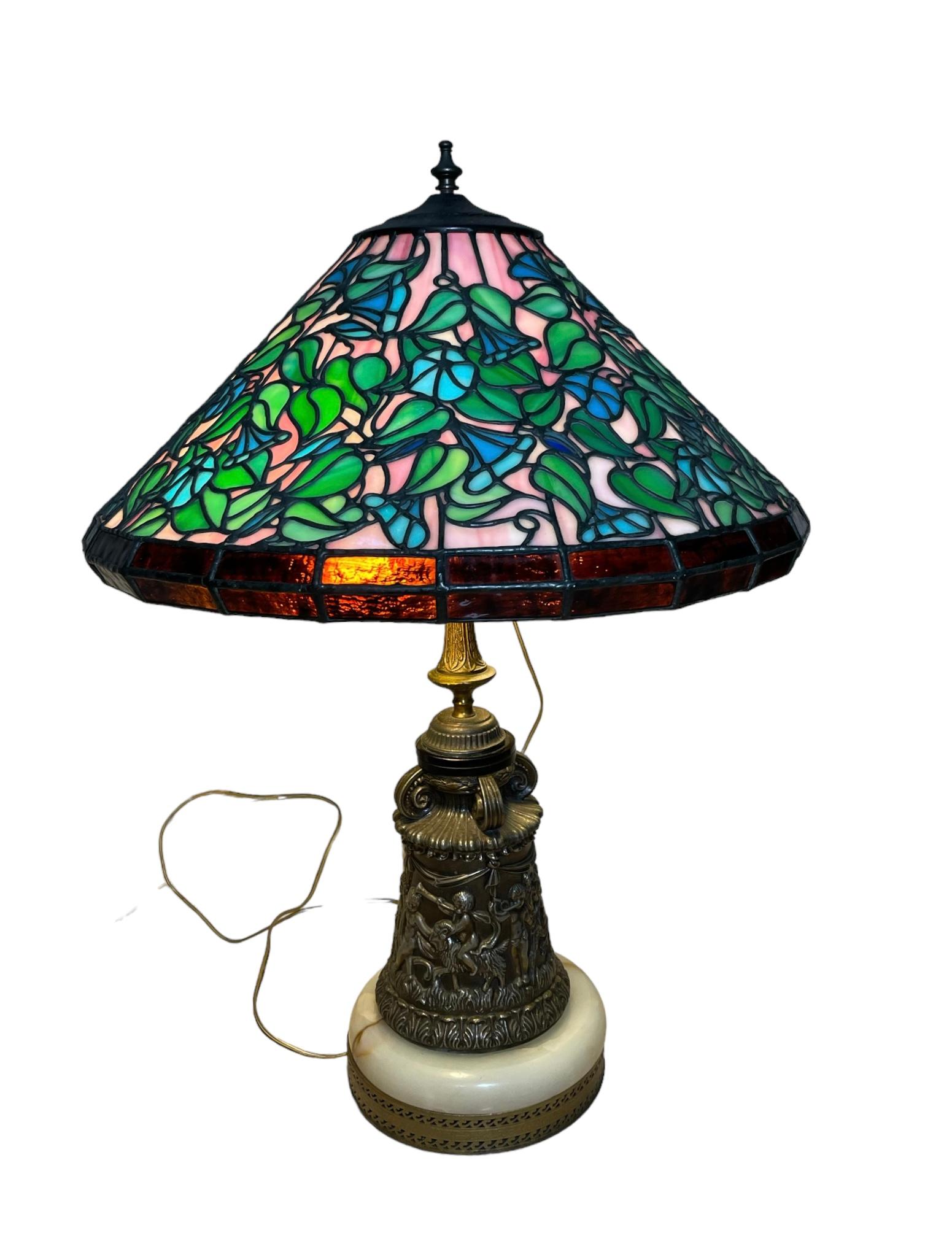 Lampe de table en bronze de style Tiffany avec motif de fleurs de trompette bleue en vente 7