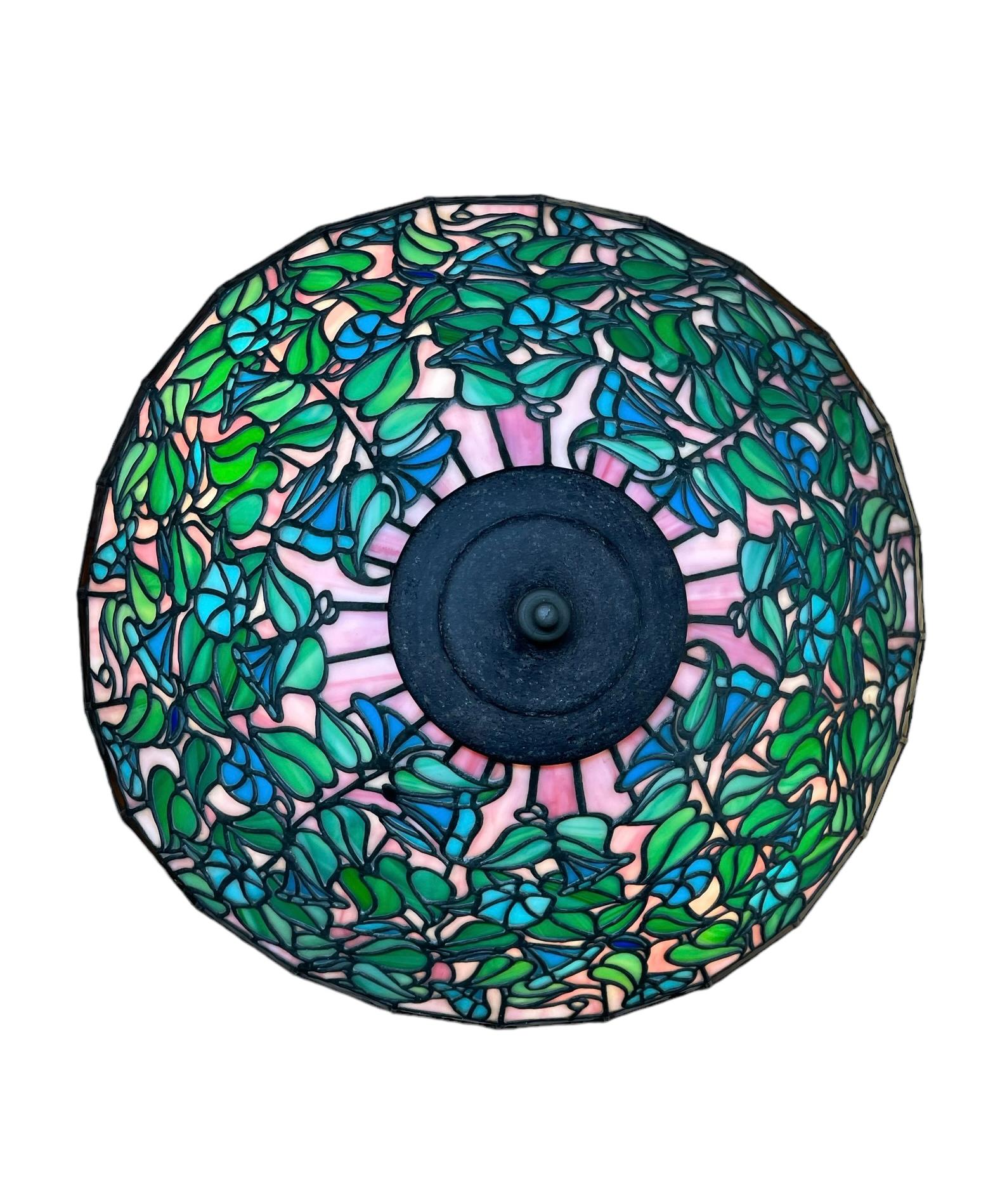 Lampe de table en bronze de style Tiffany avec motif de fleurs de trompette bleue en vente 8