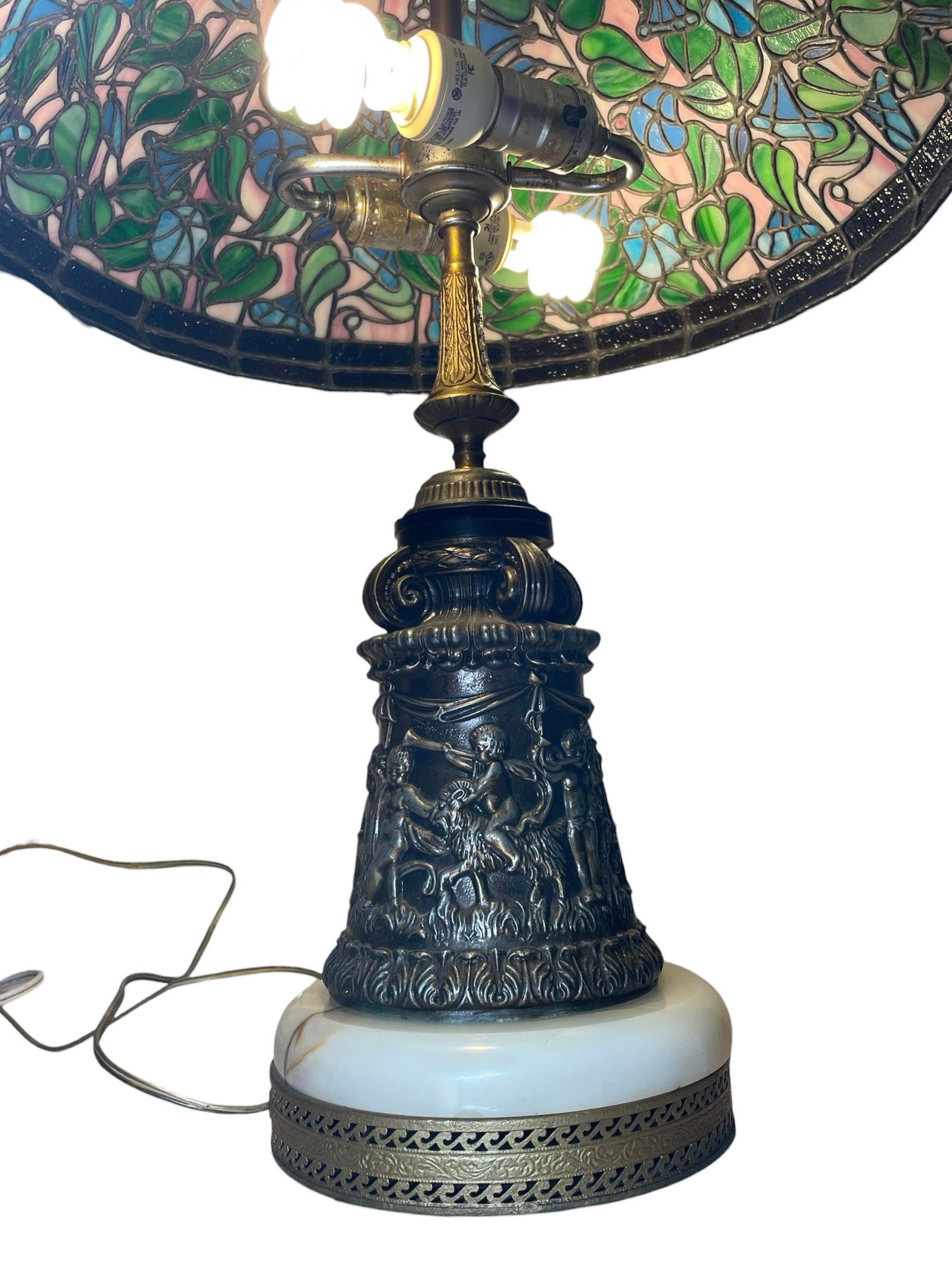 Lampe de table en bronze de style Tiffany avec motif de fleurs de trompette bleue en vente 9