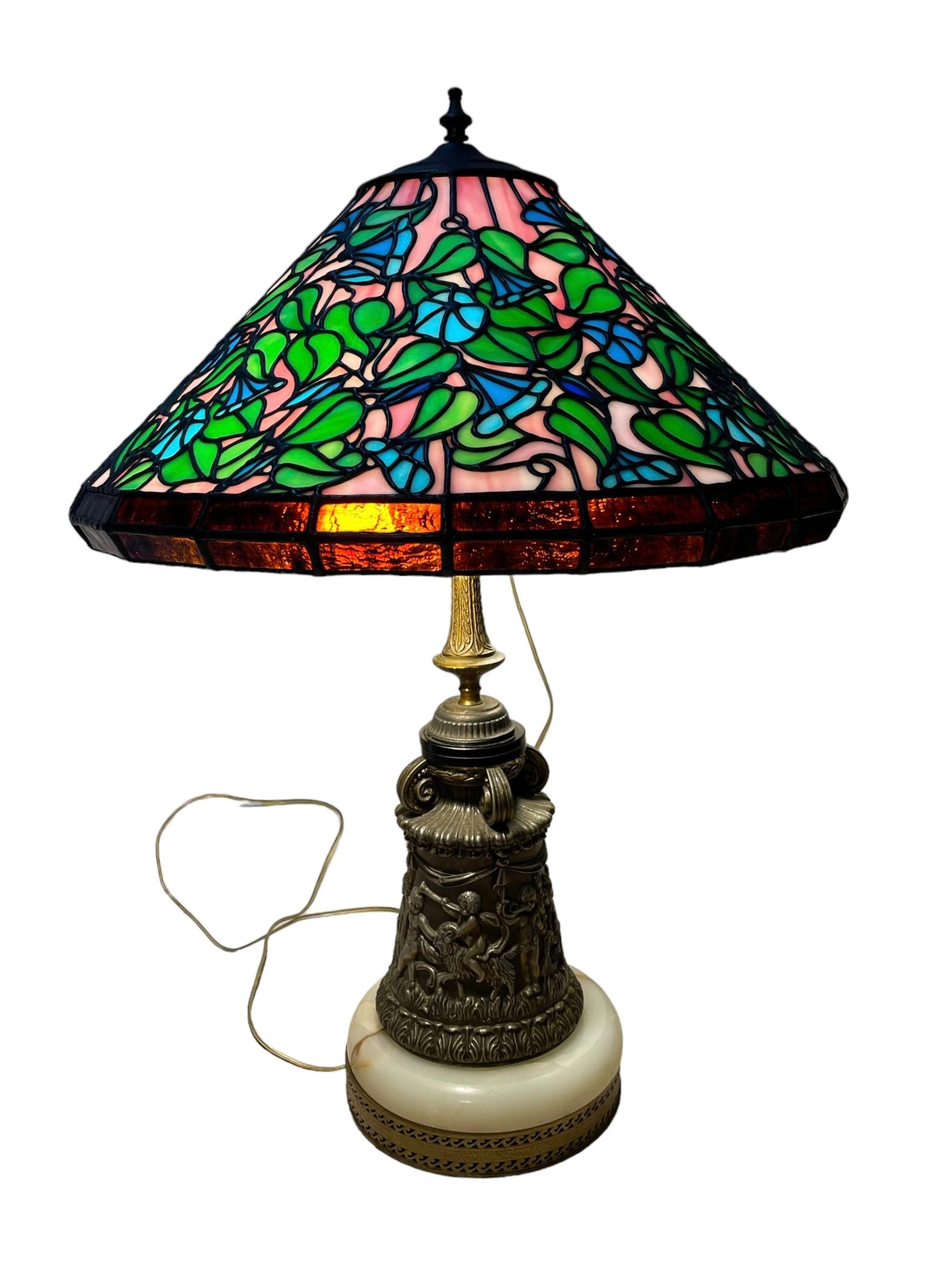 Lampe de table en bronze de style Tiffany avec motif de fleurs de trompette bleue en vente 11