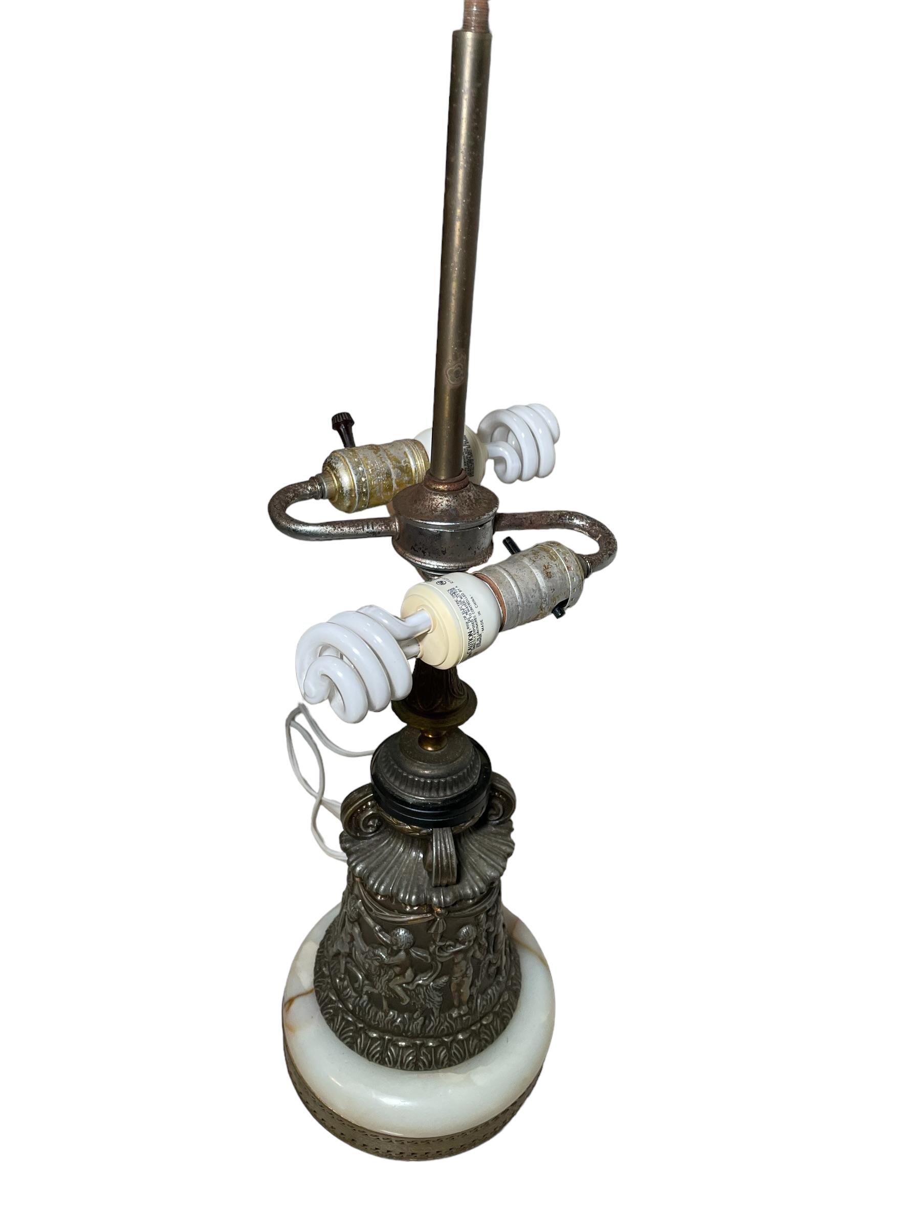 Lampe de table en bronze de style Tiffany avec motif de fleurs de trompette bleue en vente 13
