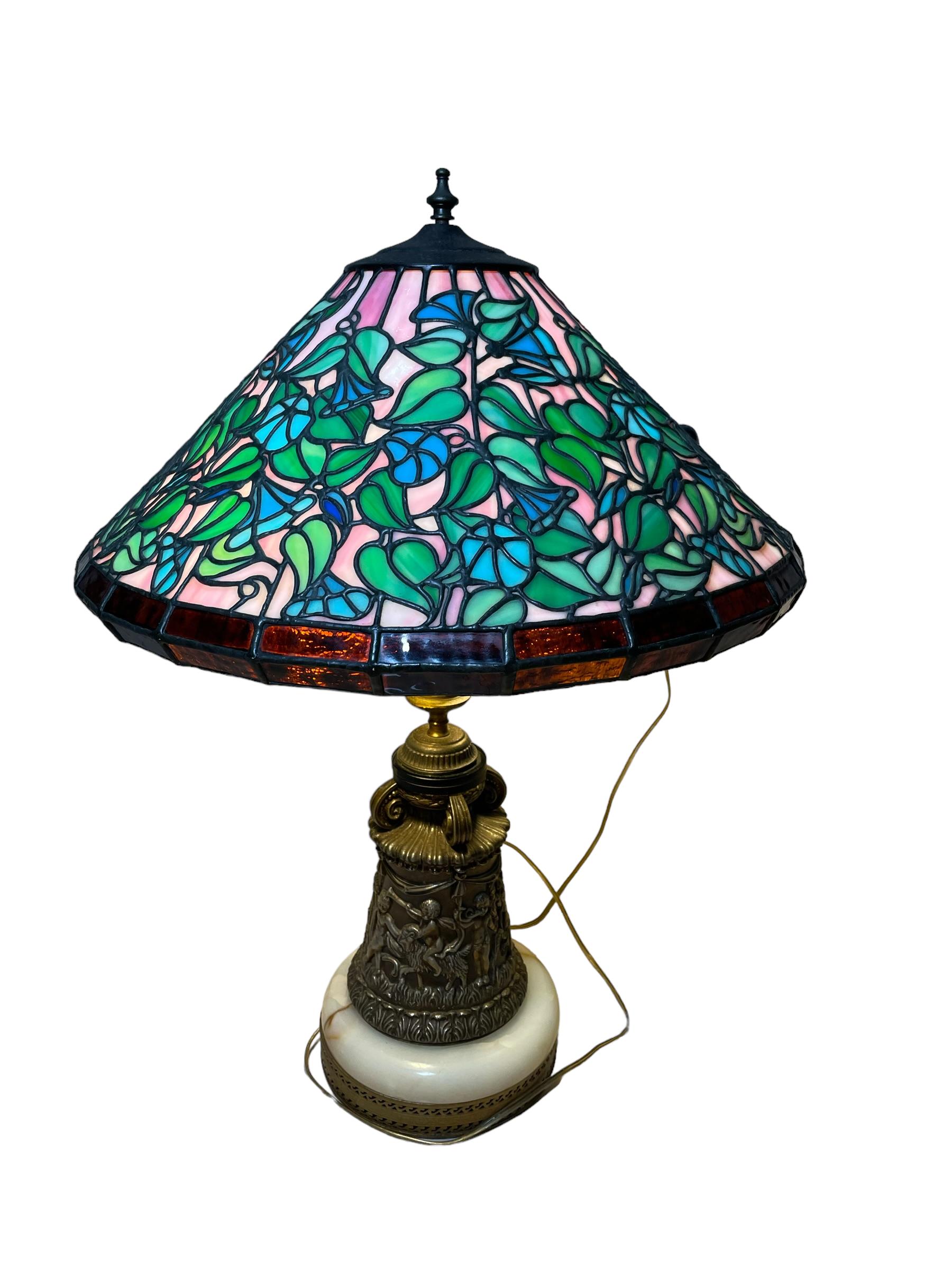 Inconnu Lampe de table en bronze de style Tiffany avec motif de fleurs de trompette bleue en vente