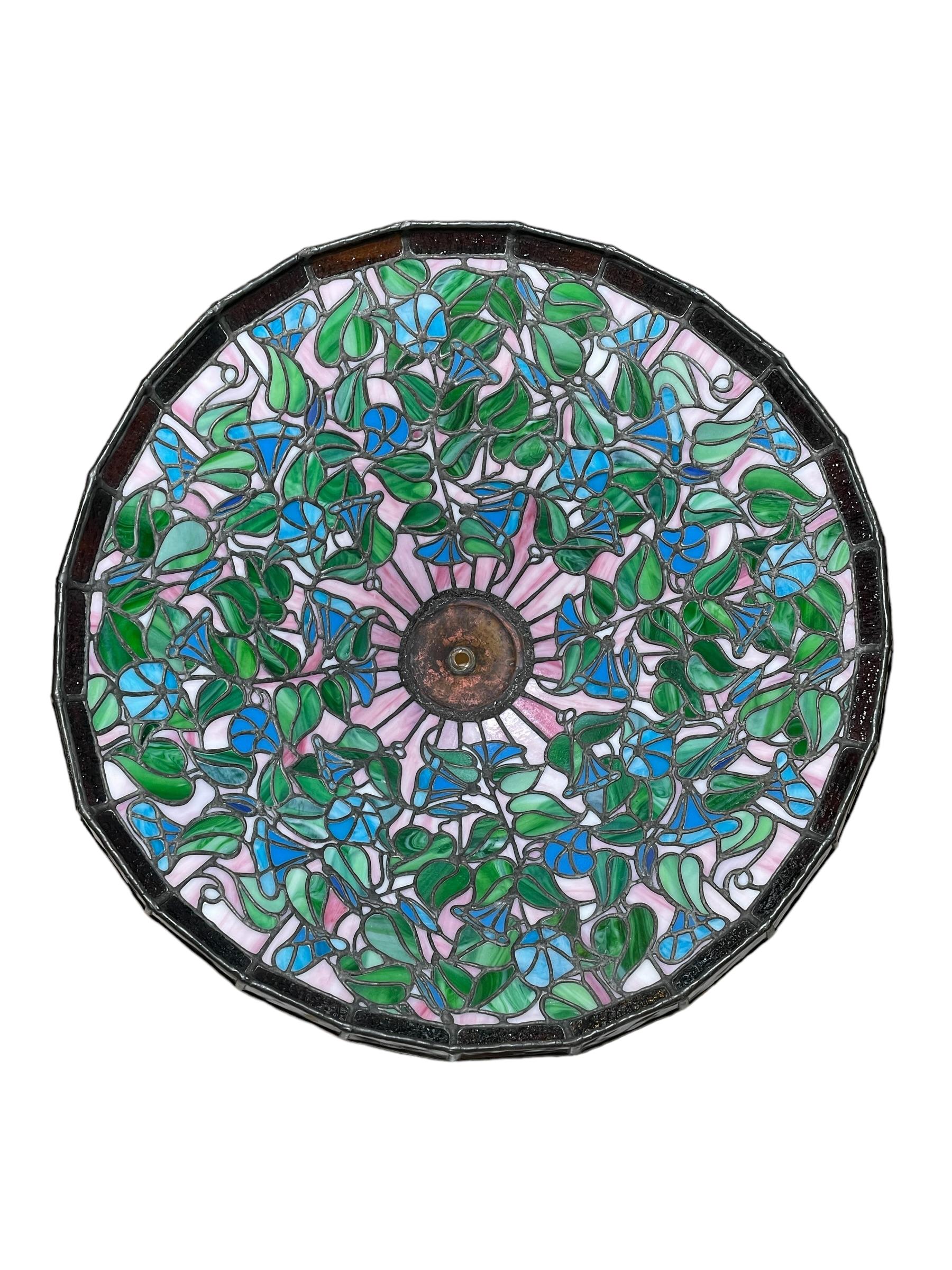 Fait à la machine Lampe de table en bronze de style Tiffany avec motif de fleurs de trompette bleue en vente