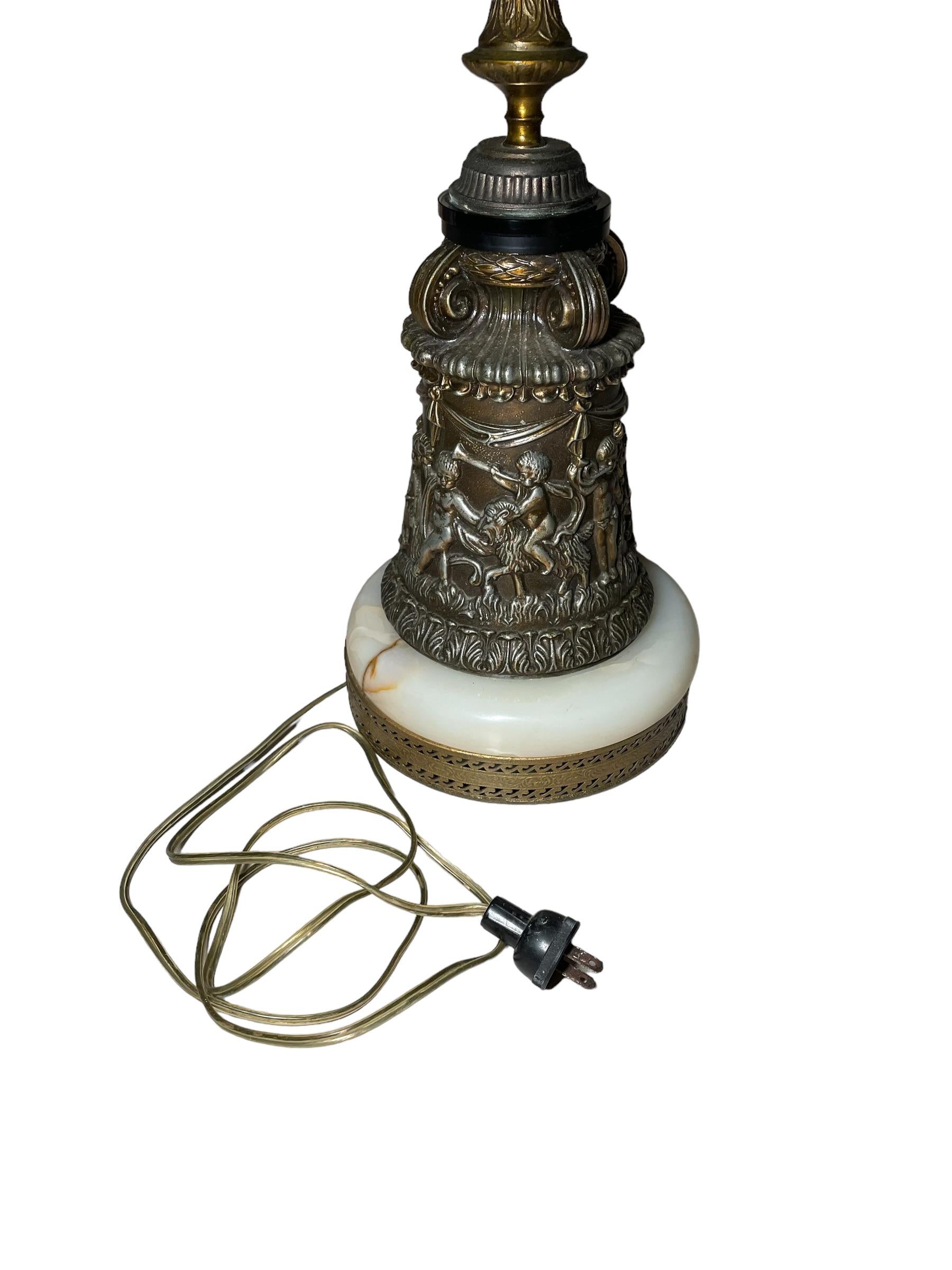 20ième siècle Lampe de table en bronze de style Tiffany avec motif de fleurs de trompette bleue en vente