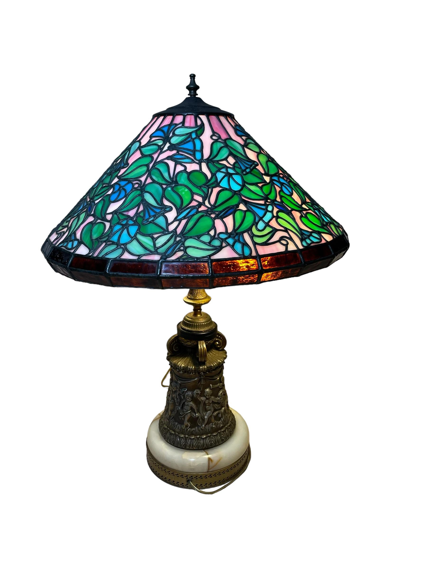 Bronze Lampe de table en bronze de style Tiffany avec motif de fleurs de trompette bleue en vente