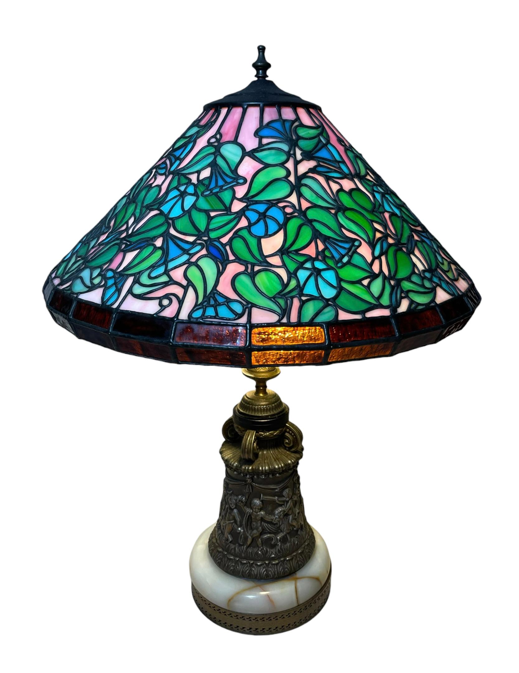 Lampe de table en bronze de style Tiffany avec motif de fleurs de trompette bleue en vente 1