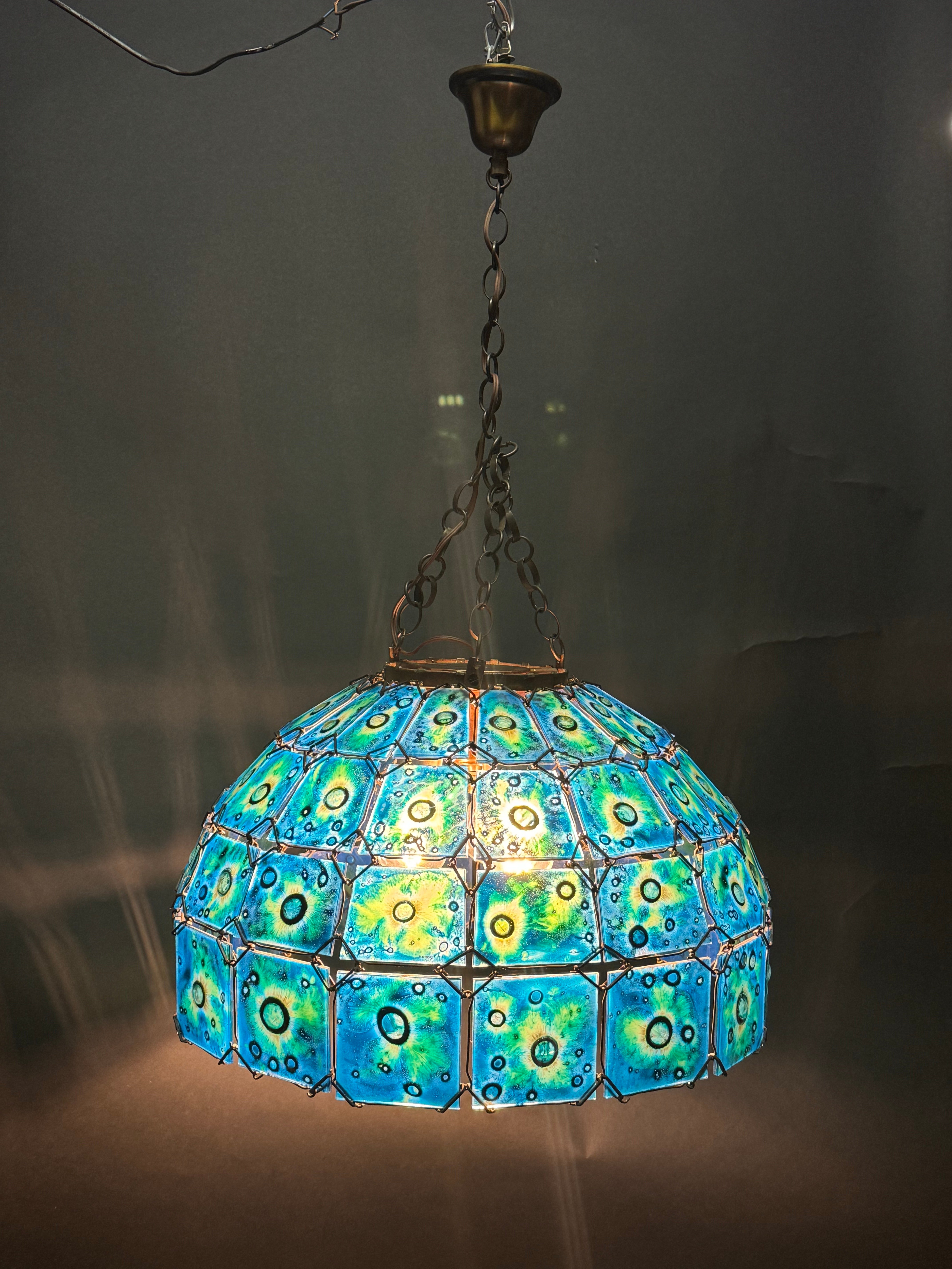Un incredibile lampadario in stile Tiffany realizzato a mano, risalente agli anni '40 circa.
Zoccolo: 3 x E27 o E26 (USA) per lampadine a vite standard.

 
