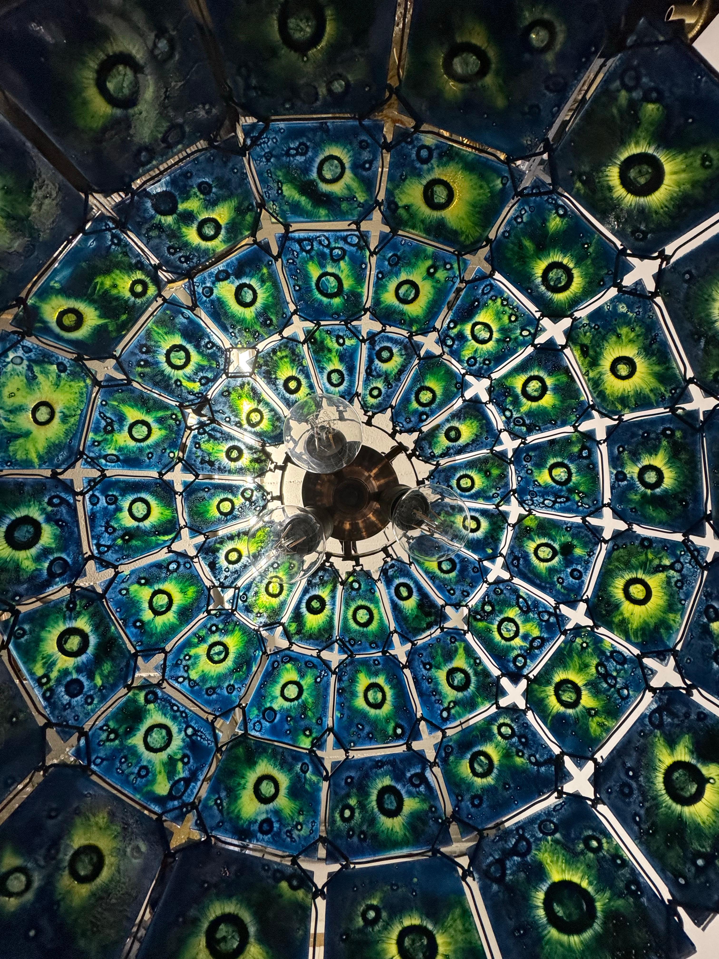 Metà XX secolo Lampadario a sospensione in vetro e rame in stile Tiffany,  circa 1940 in vendita