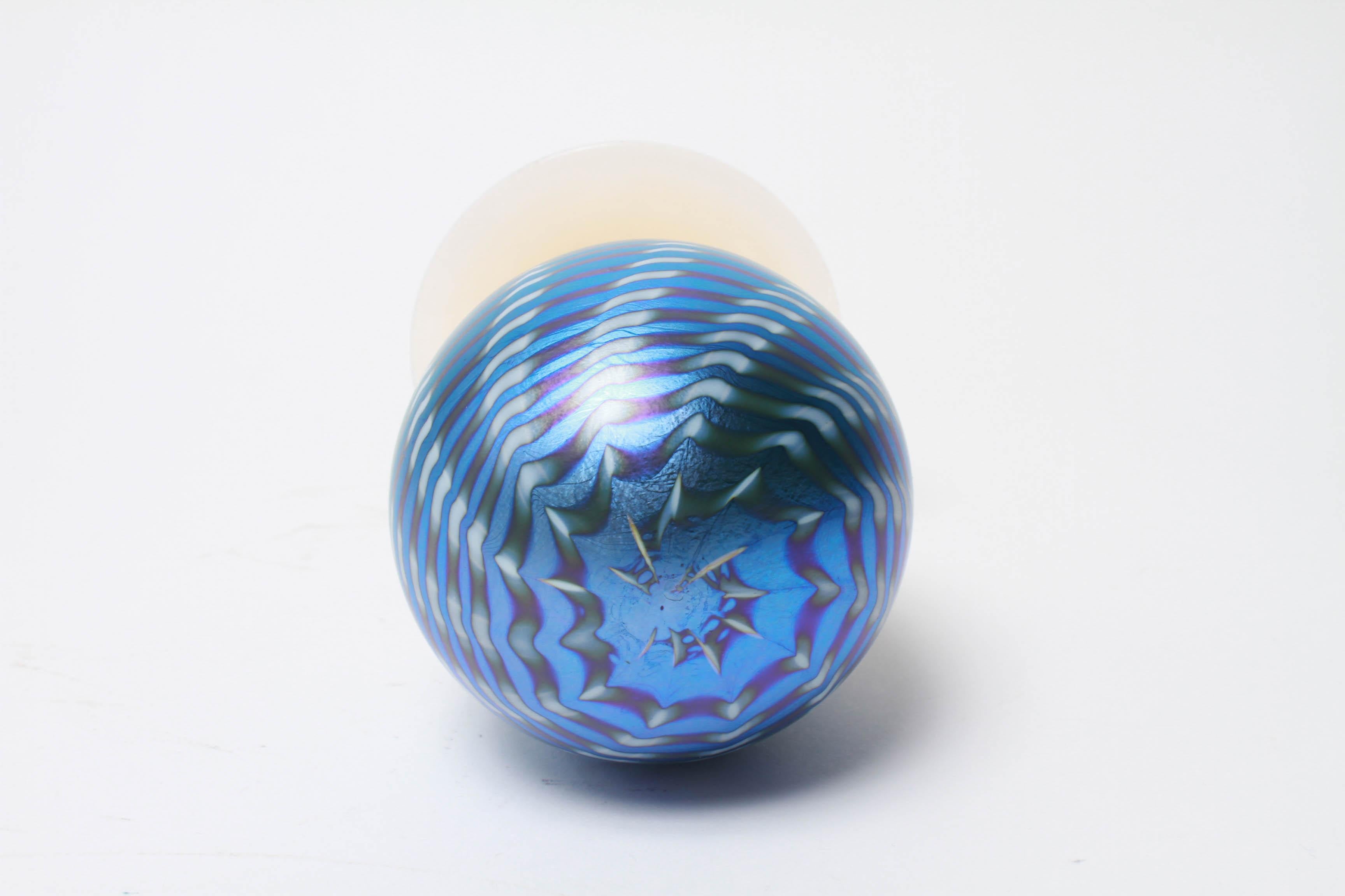 Tiffany Style Iridescent Pulled-Feather Art Glass Egg In Good Condition In New York, NY