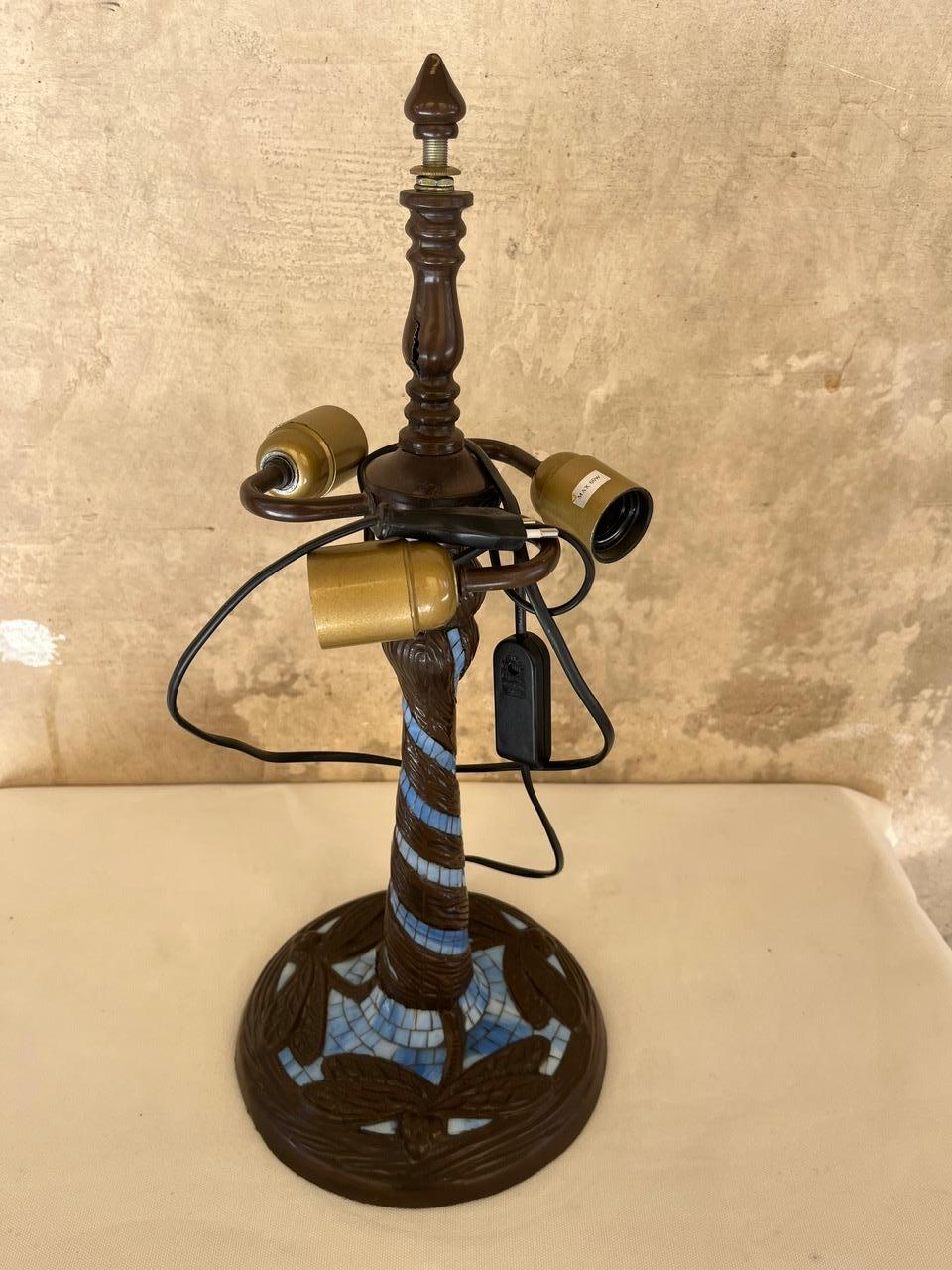 Tiffany-Style lamp, Base with Butterflies and Glass and Hat with Stained Glass In Good Condition For Sale In Monselice, PD
