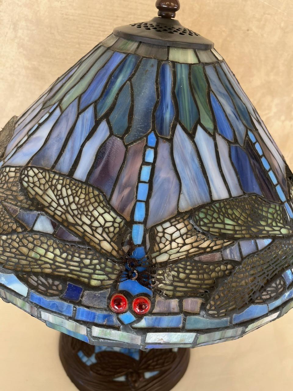 Brass Tiffany-Style lamp, Base with Butterflies and Glass and Hat with Stained Glass For Sale