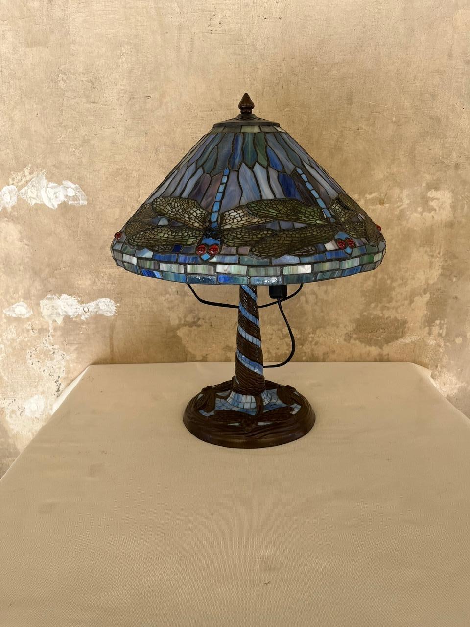 Tiffany-Style lamp, Base with Butterflies and Glass and Hat with Stained Glass For Sale 1