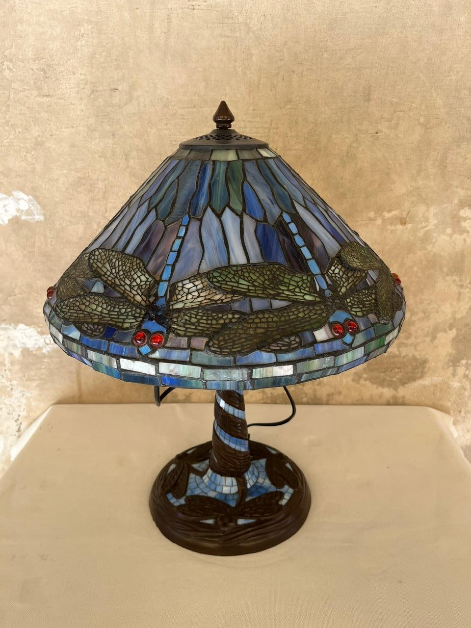 Tiffany-Style lamp, Base with Butterflies and Glass and Hat with Stained Glass For Sale 3