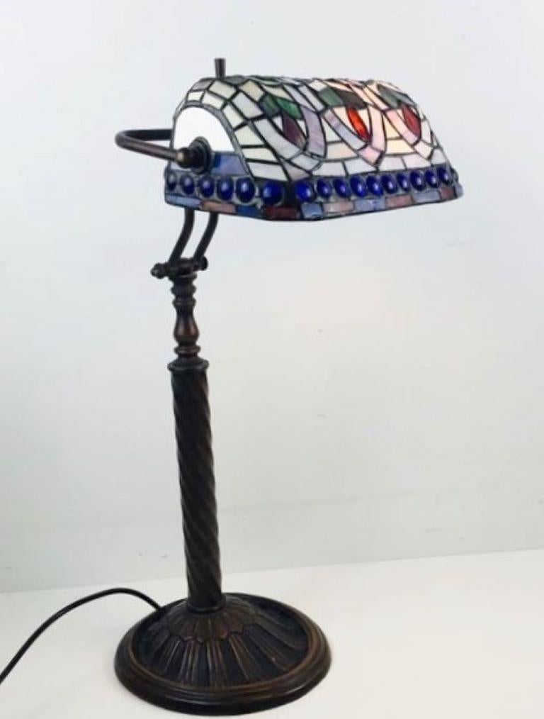 Art déco Lampe de bureau pour banquiers en verre plombé de style Tiffany Lampe de table, années 1950 en vente