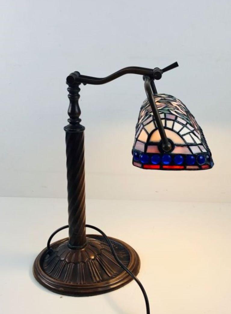 Patiné Lampe de bureau pour banquiers en verre plombé de style Tiffany Lampe de table, années 1950 en vente