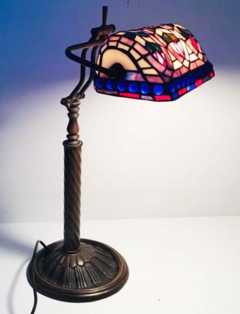 Bronze Lampe de bureau pour banquiers en verre plombé de style Tiffany Lampe de table, années 1950 en vente