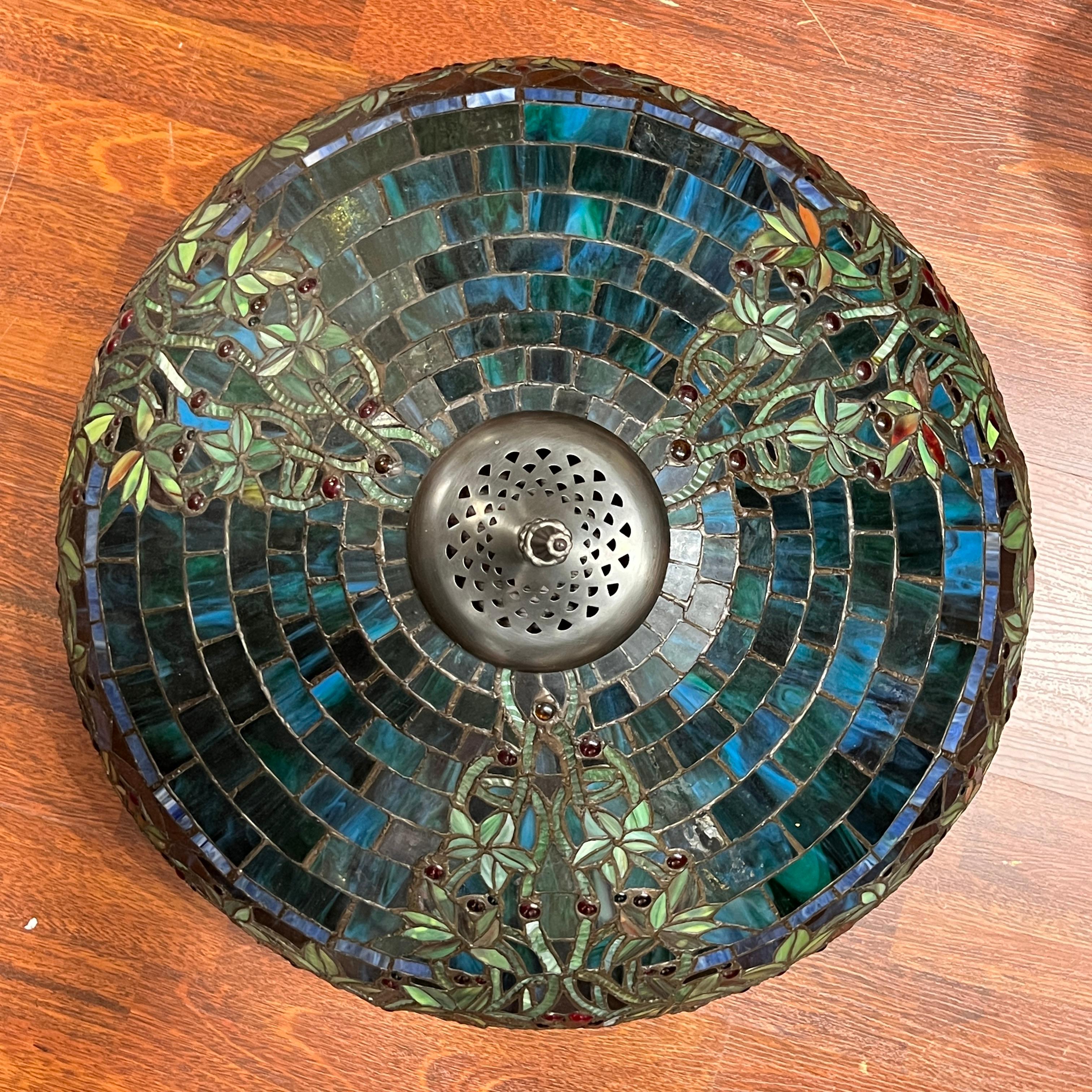 Tiffany style Leaded Glass Table Lamp For Sale 2