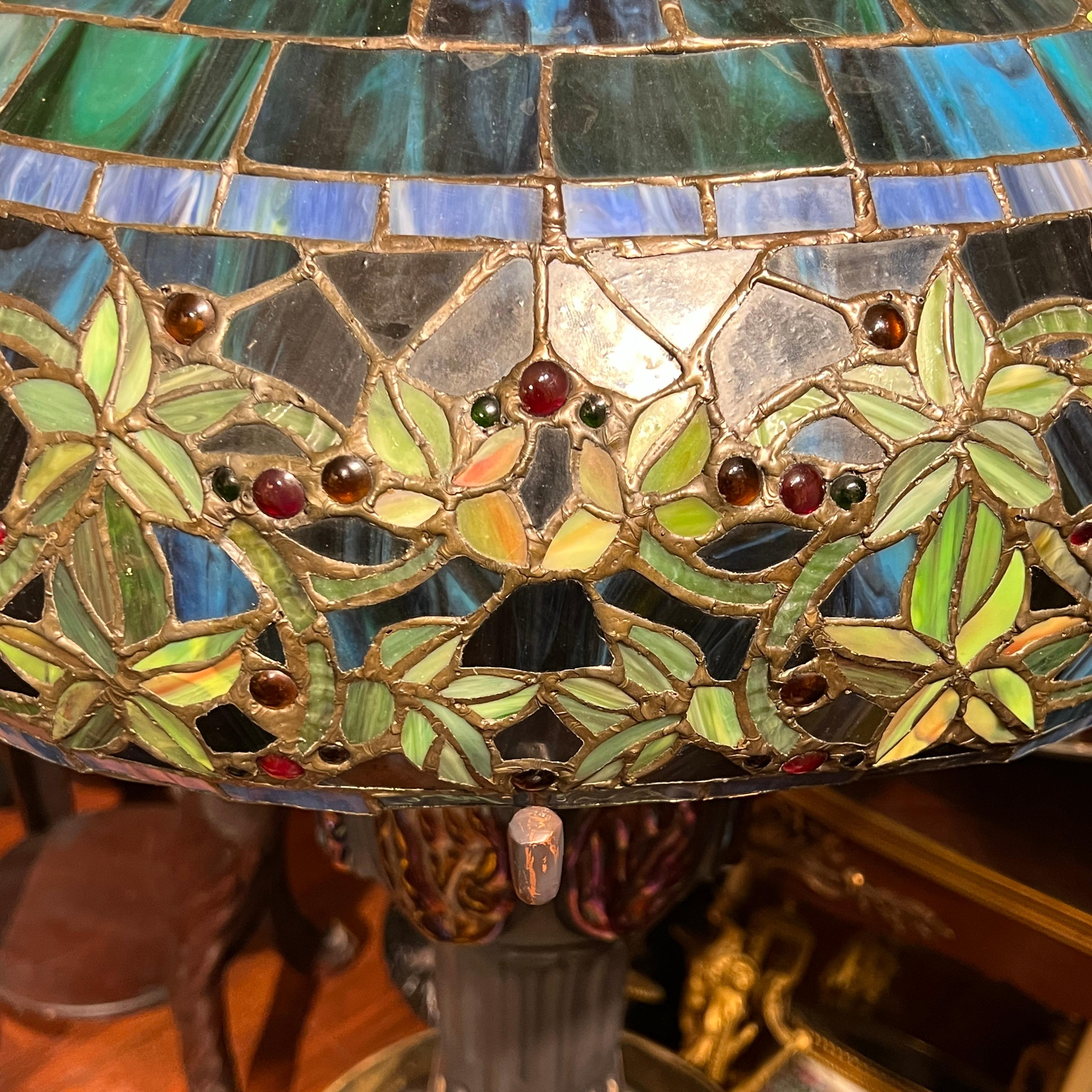 Tischlampe aus Bleiglas im Tiffany-Stil (Art nouveau) im Angebot