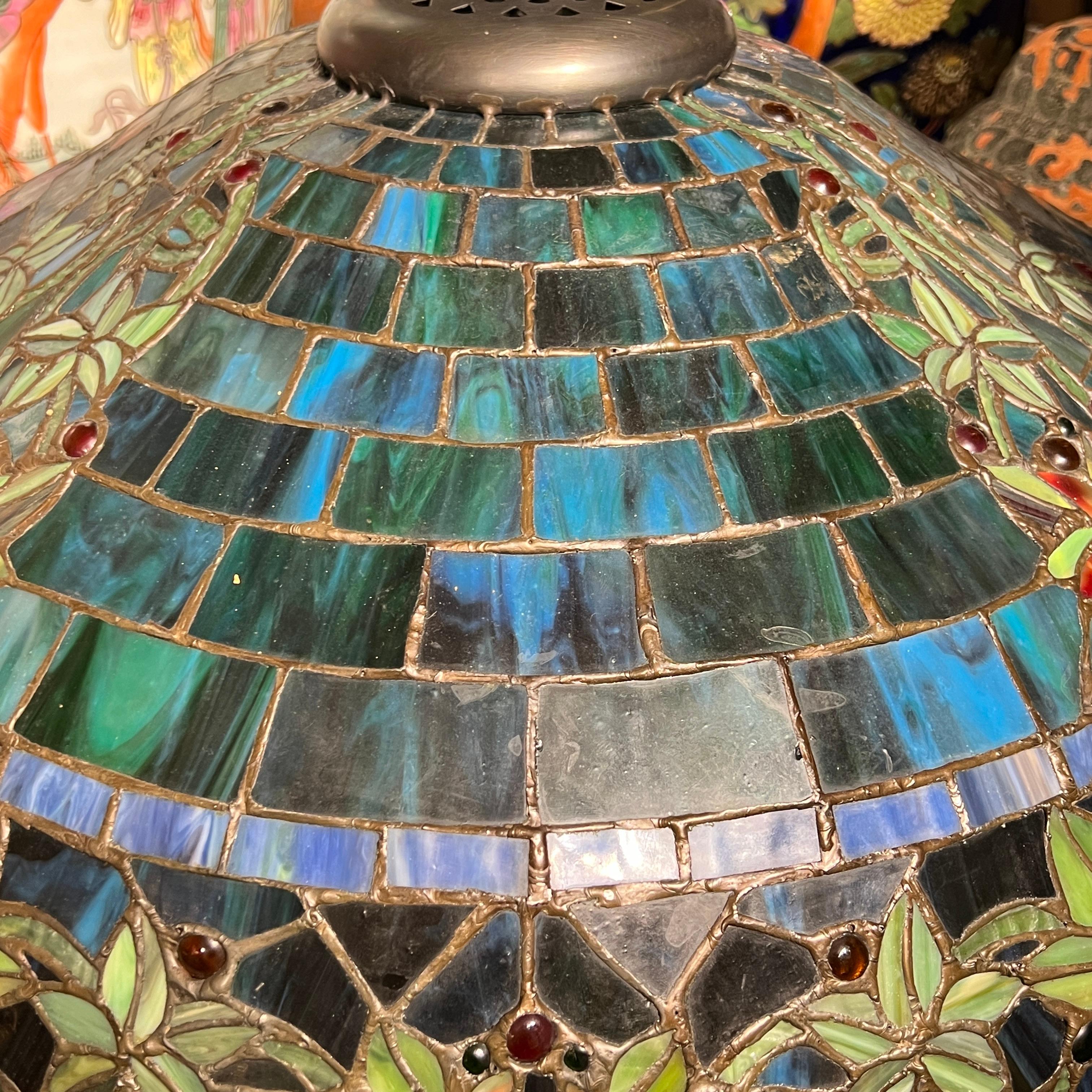 Tischlampe aus Bleiglas im Tiffany-Stil (Unbekannt) im Angebot