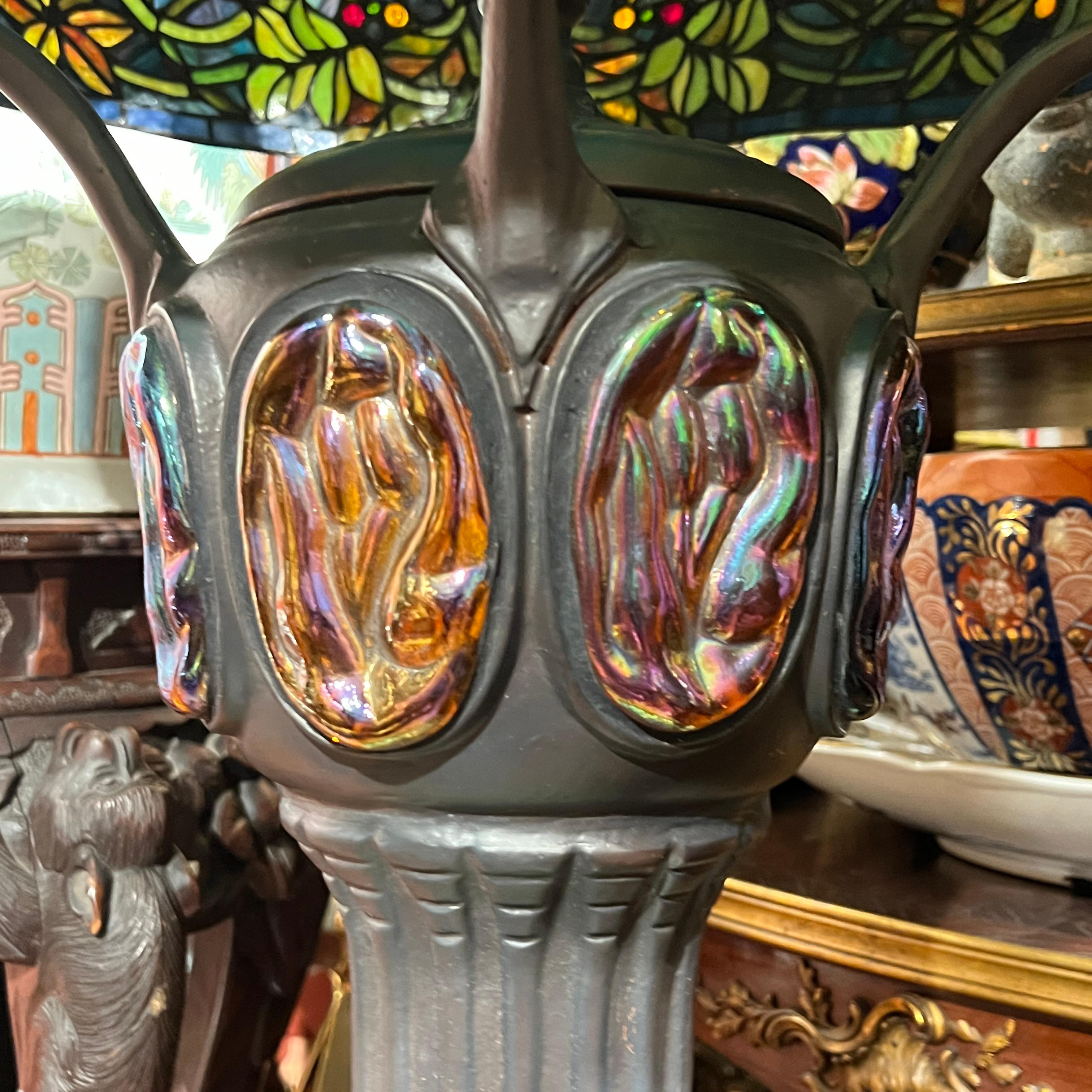 Tiffany style Leaded Glass Table Lamp In Good Condition For Sale In New York, NY