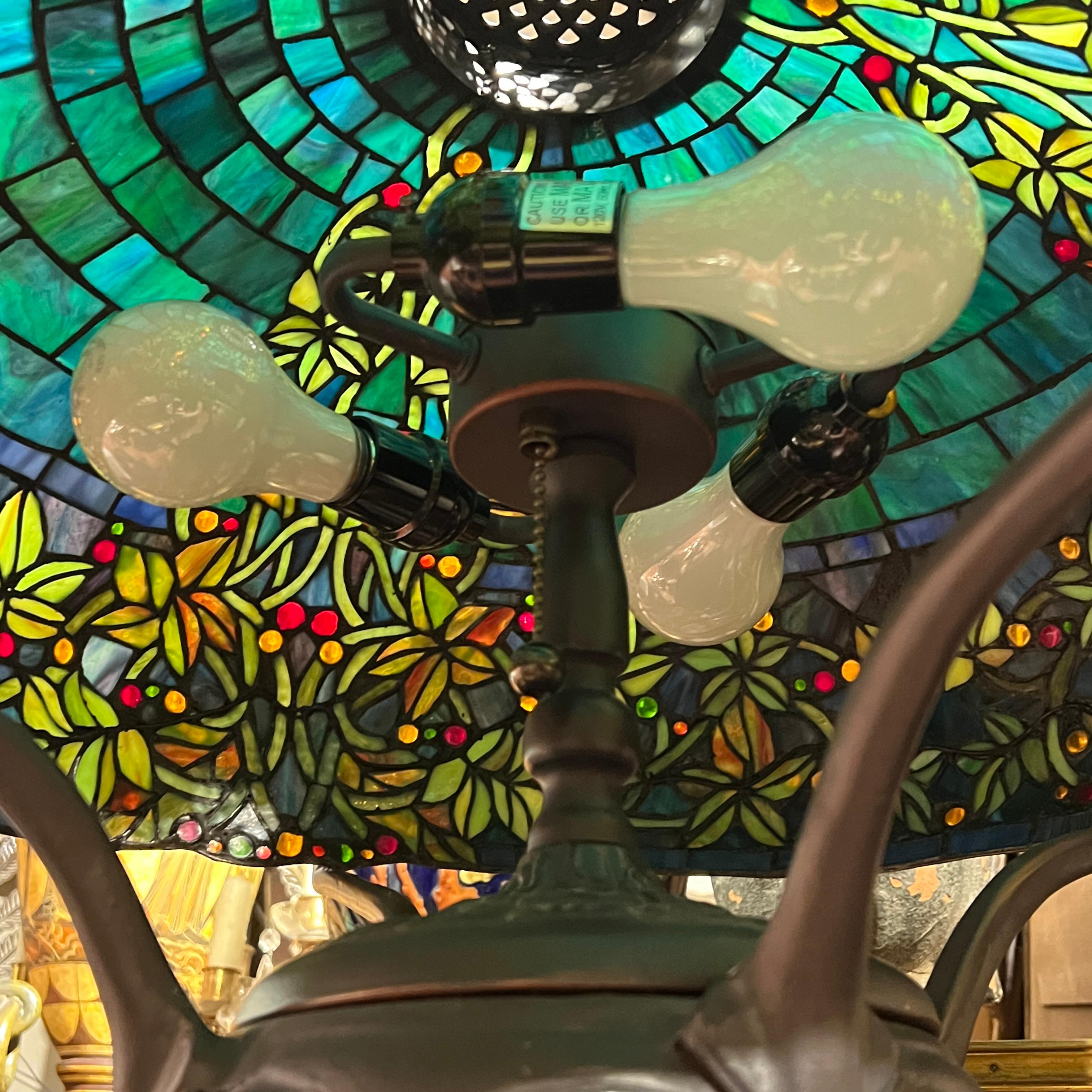 Verre d'art Lampe de table en verre plombé de style Tiffany en vente