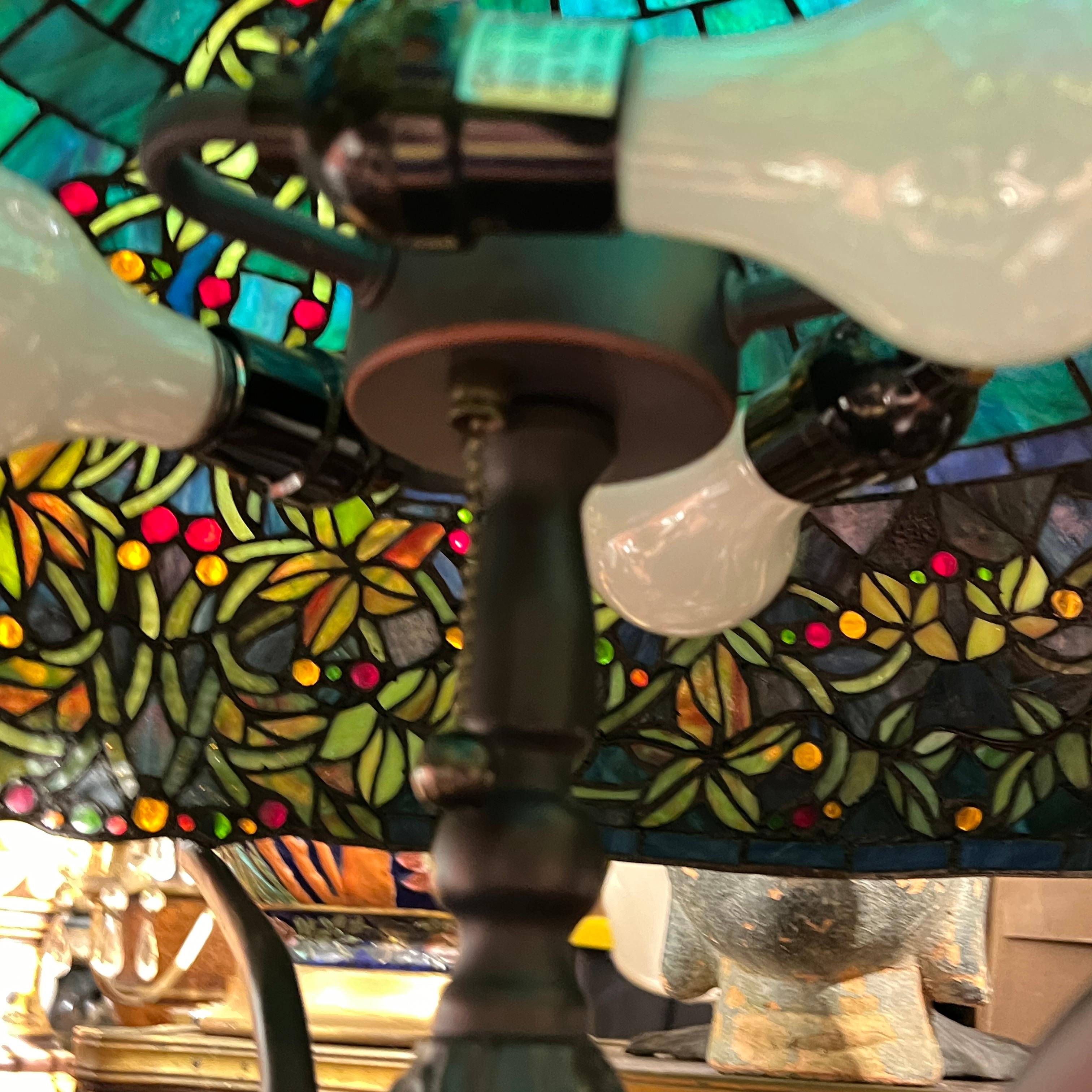 Tiffany style Leaded Glass Table Lamp In Good Condition For Sale In New York, NY