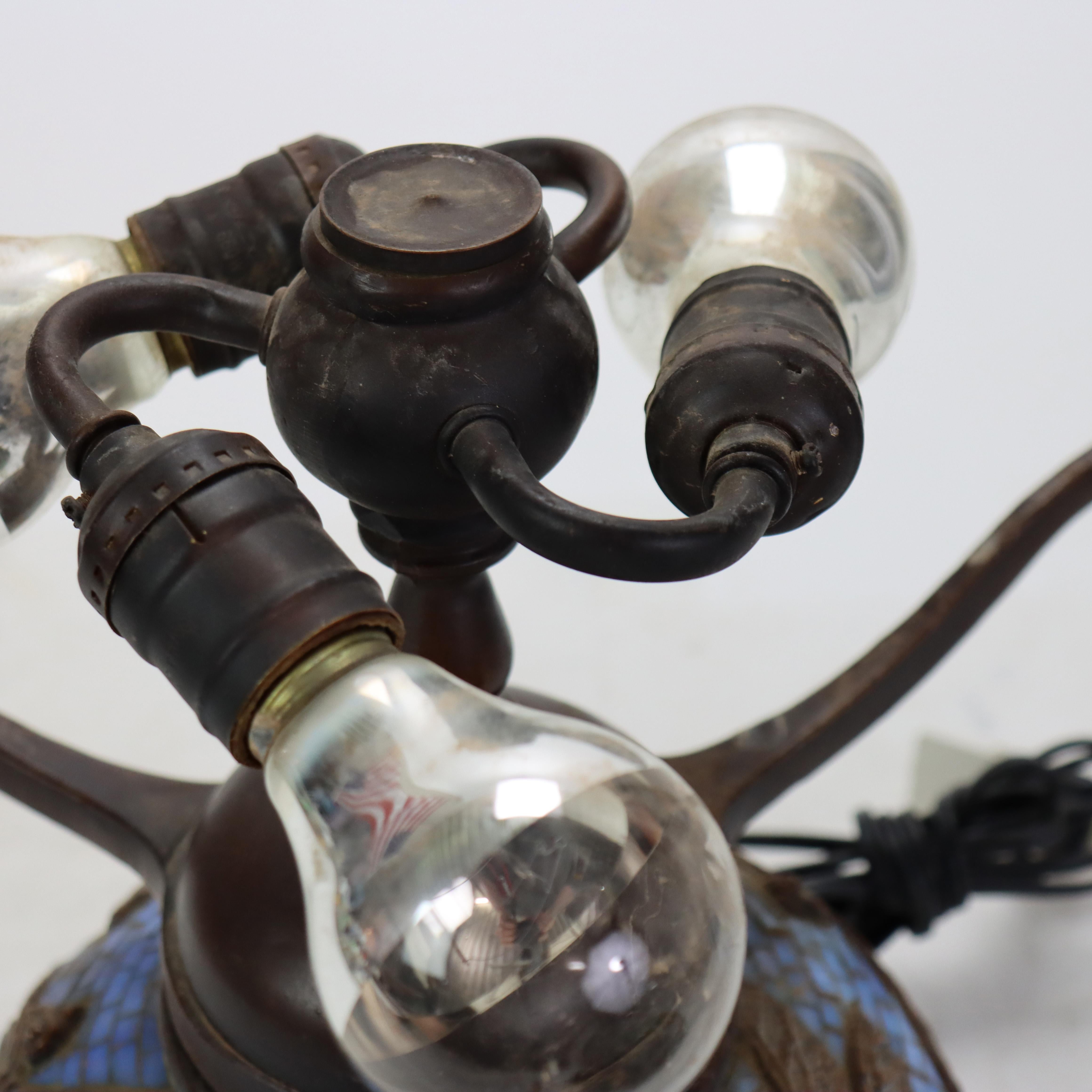 Tiffany Style Leaded Glass Table Lamp with Dragonfly Pattern 20thC For Sale 1