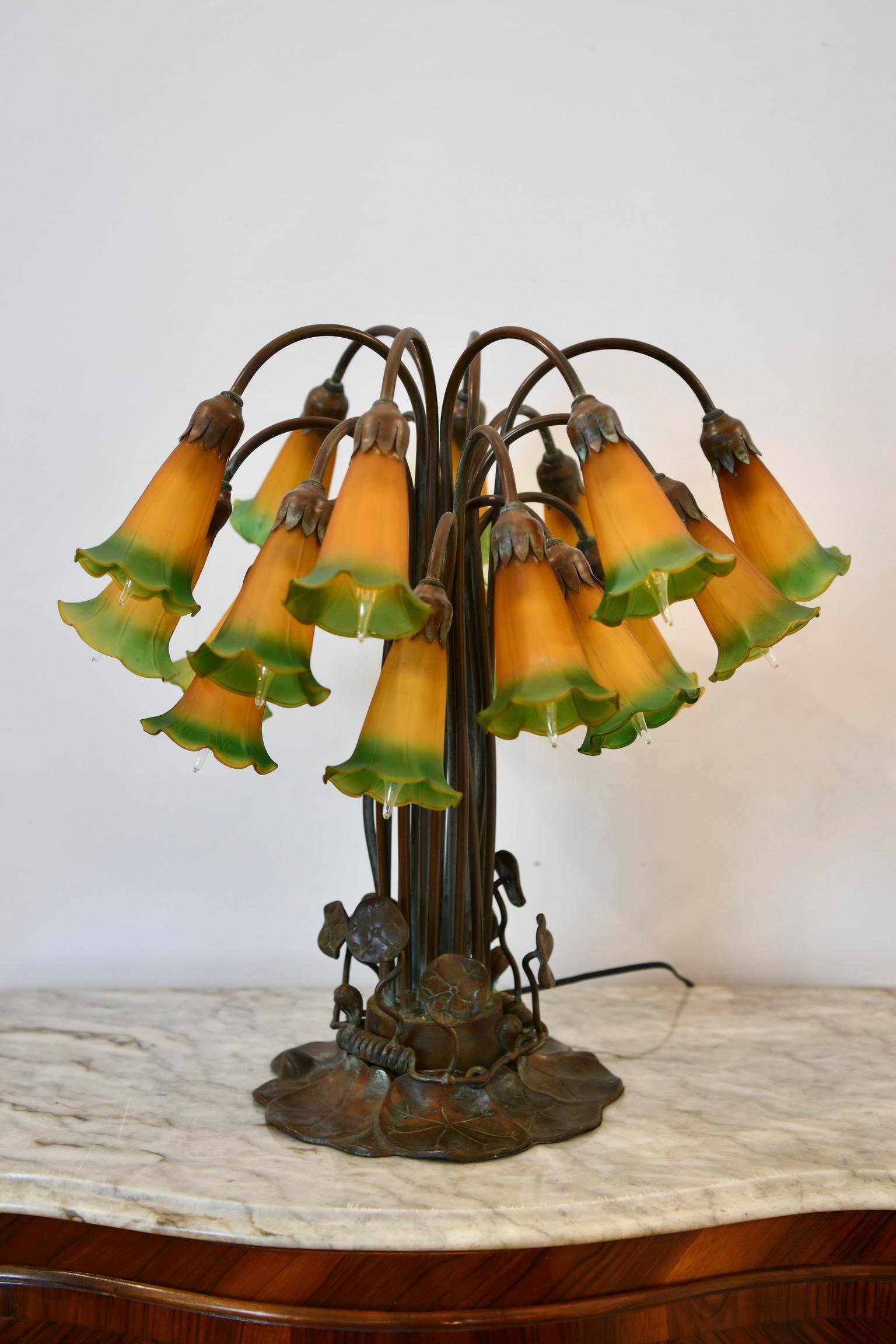 18-flammige Lilien-Tischleuchte im Tiffany-Stil mit Kunstglasschirmen und Lilienpad-Sockel. Abmessungen: 19 