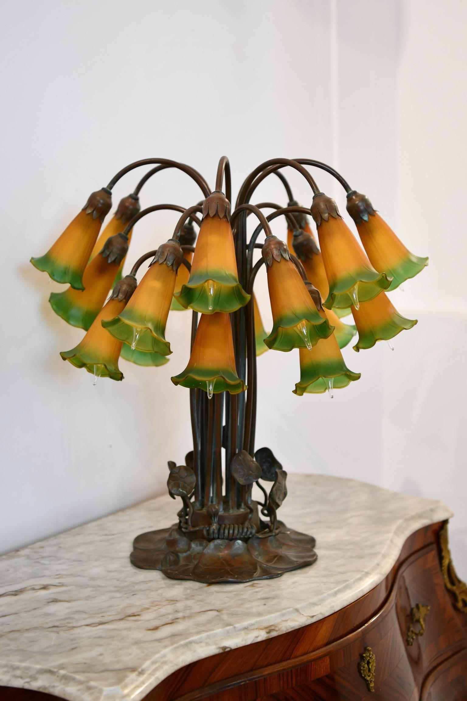 Lampe de table Lily de style Tiffany Bon état - En vente à Brooklyn, NY