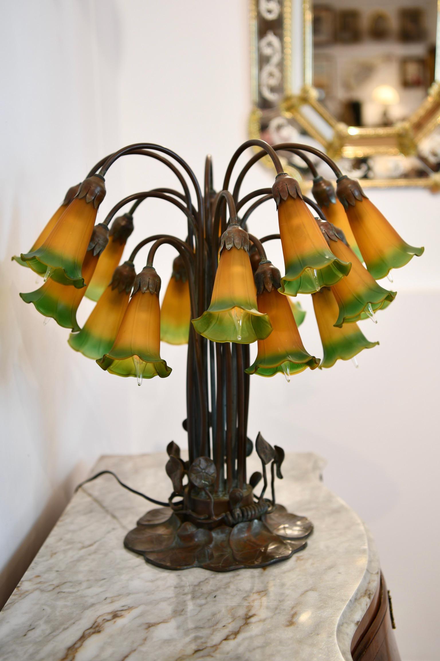 Tiffany Style Lily Tischlampe (20. Jahrhundert) im Angebot