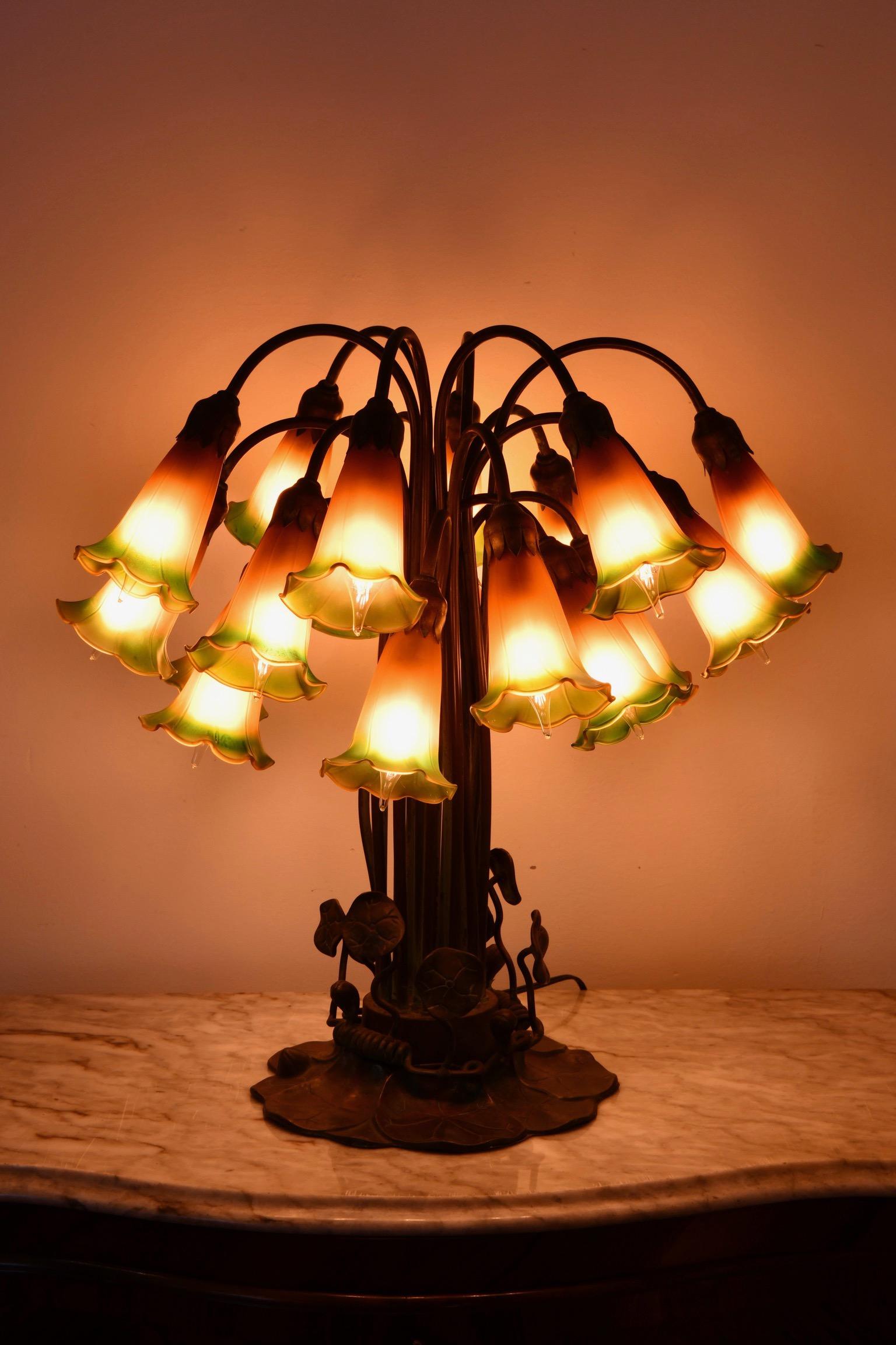 Bronze Lampe de table Lily de style Tiffany en vente