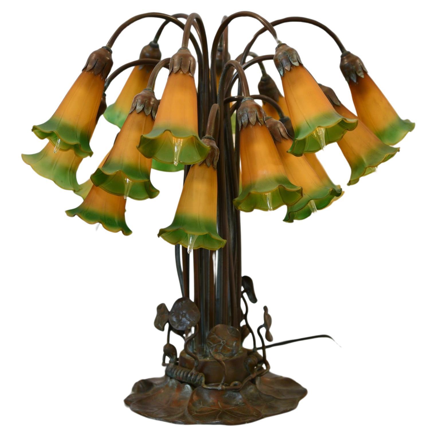 Tiffany Style Lily Tischlampe im Angebot