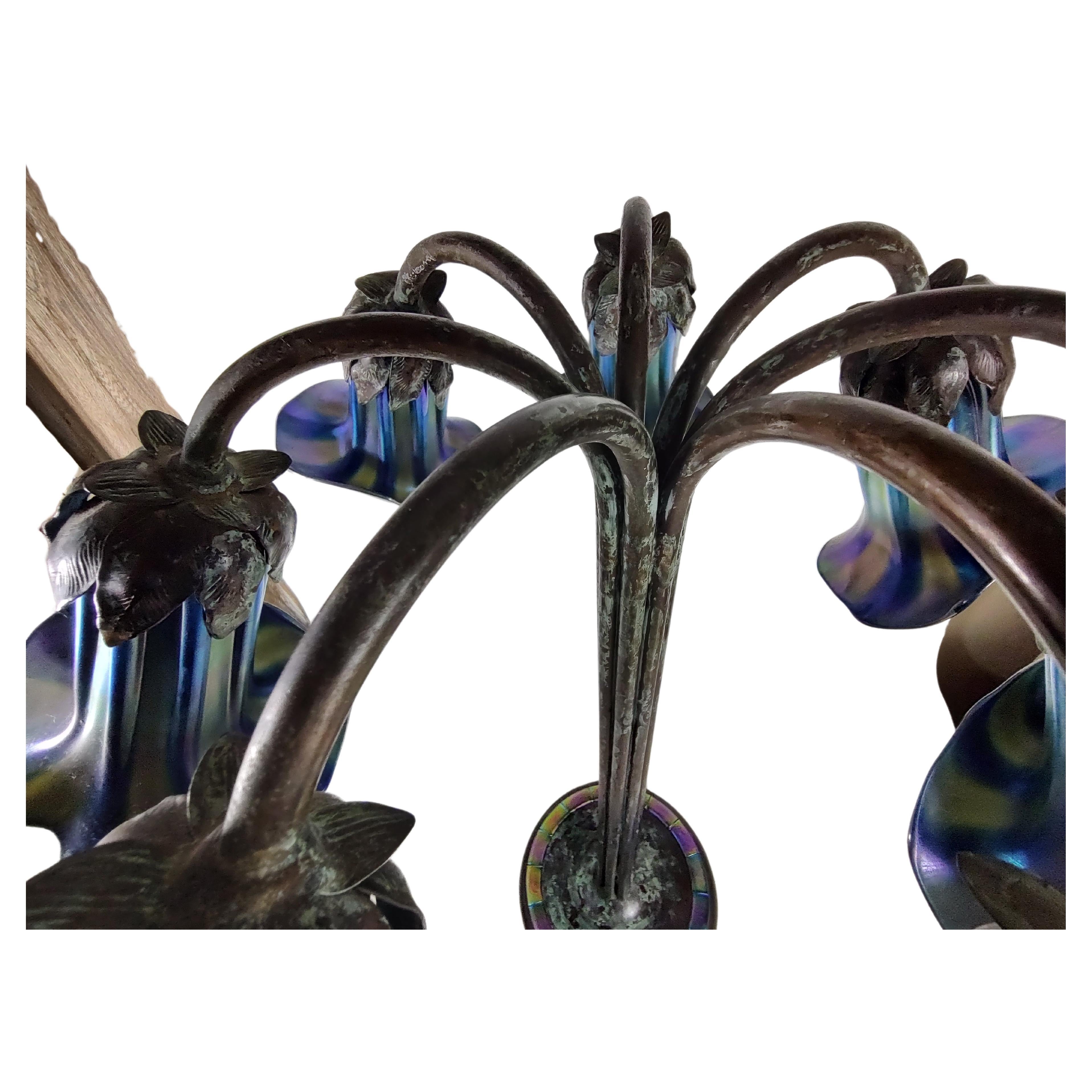 Arts and Crafts Lampada a forma di giglio a sette luci in stile Tiffany  Base in vetro Favrille firmata Tiffany Studios in vendita