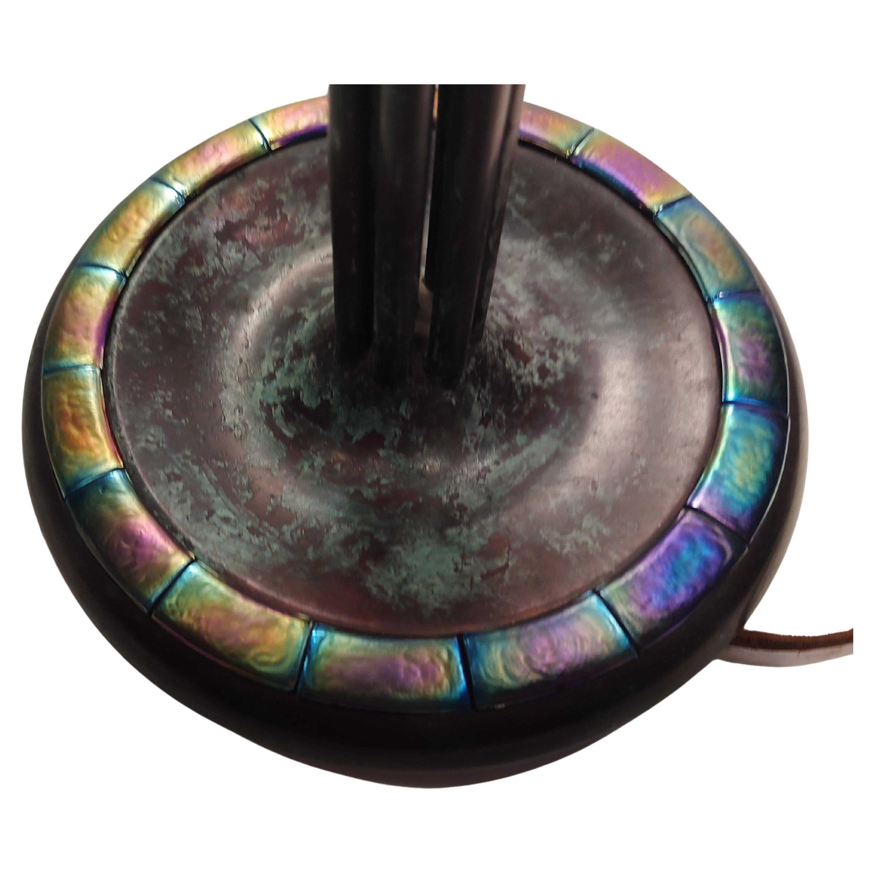 Fatto a mano Lampada a forma di giglio a sette luci in stile Tiffany  Base in vetro Favrille firmata Tiffany Studios in vendita